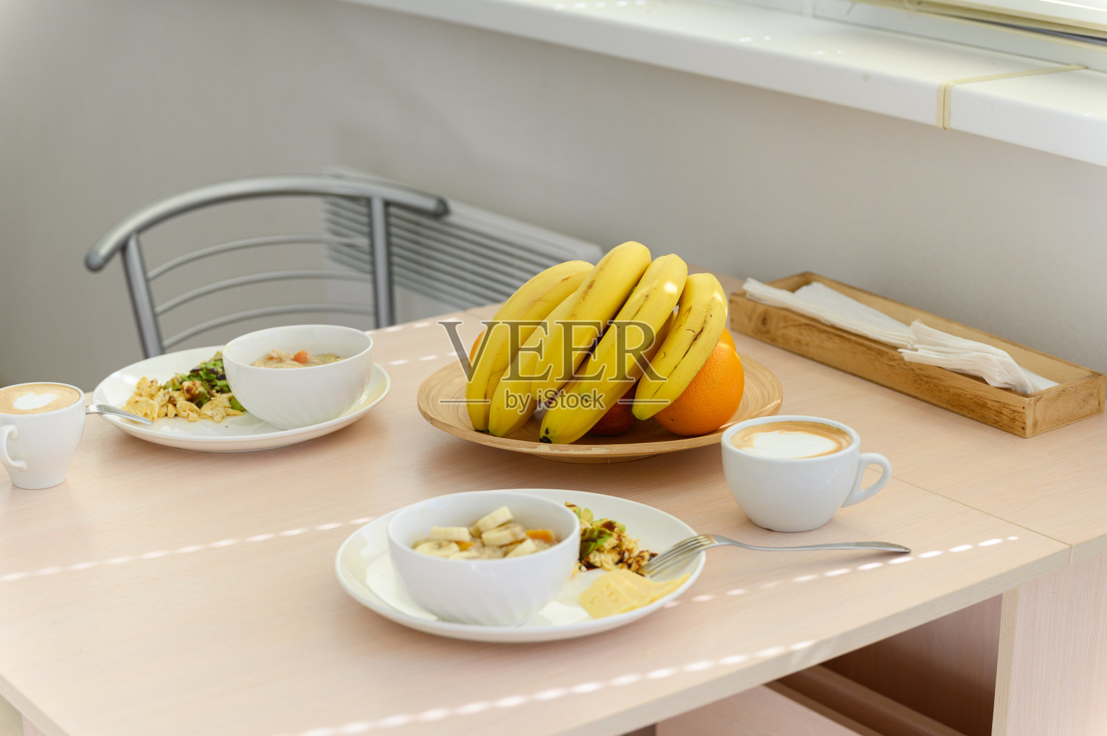 白碗里的香蕉燕麦粥。照片摄影图片