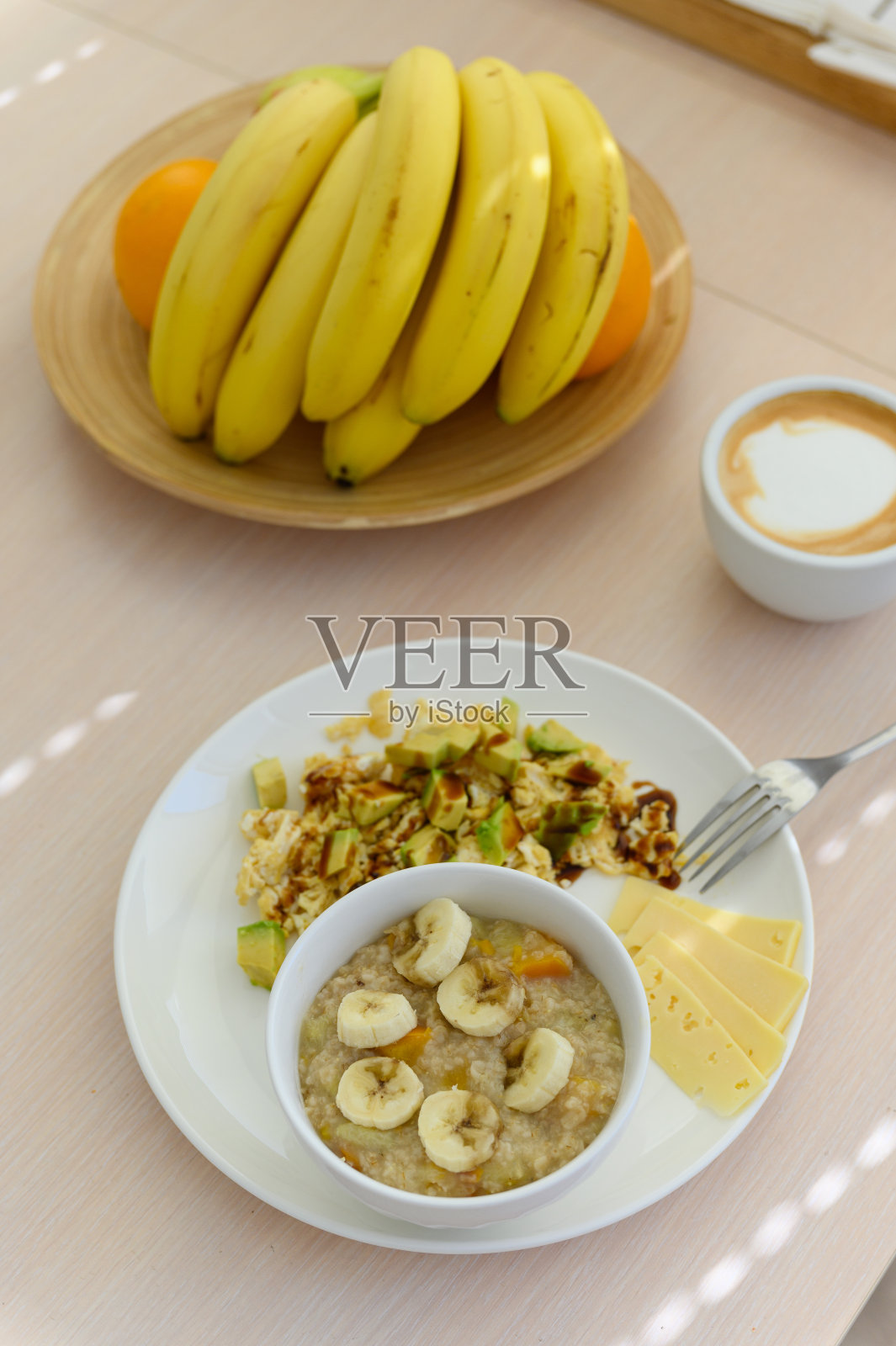 白碗里的香蕉燕麦粥。健康的早餐。照片摄影图片