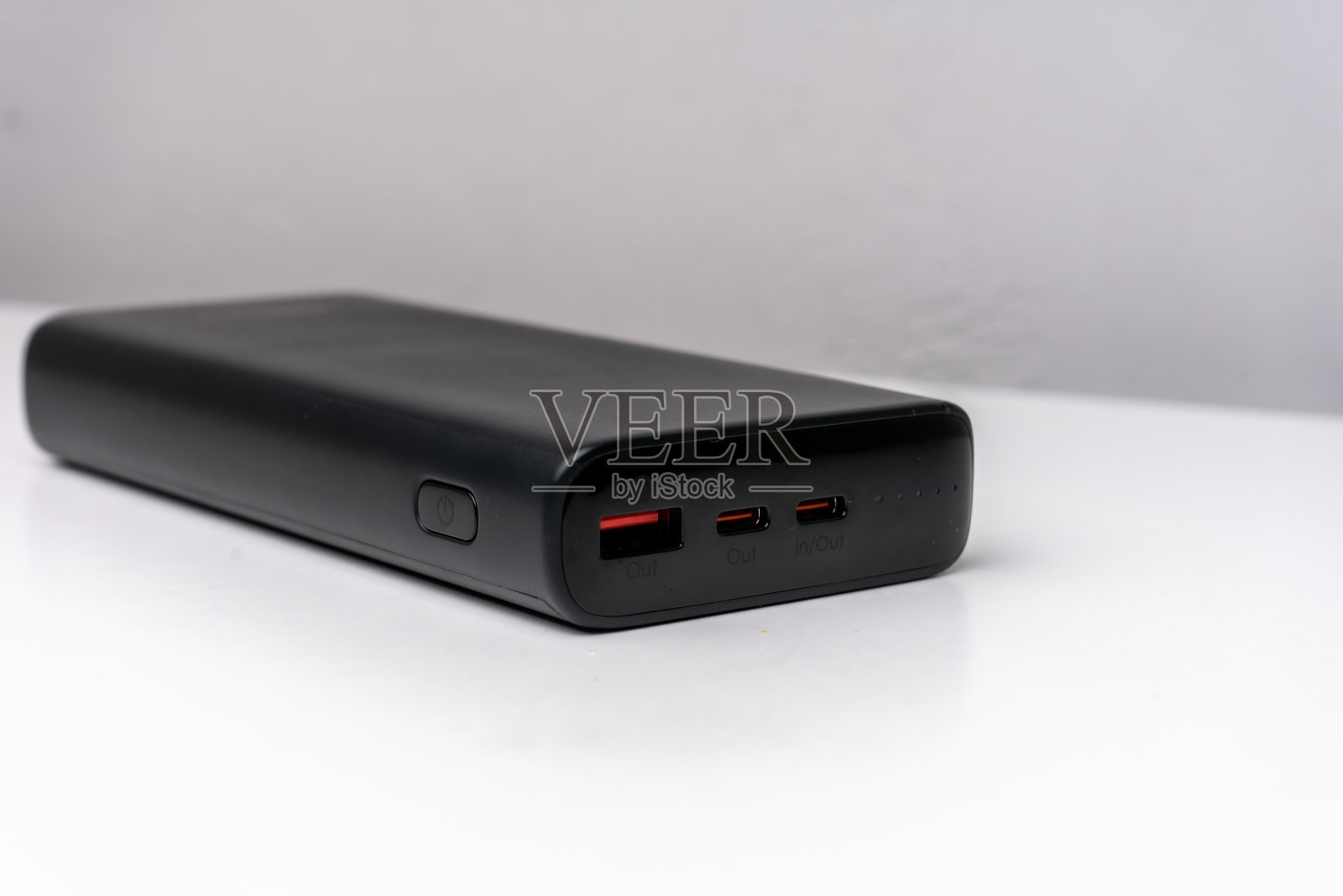 黑人移动电源被隔离在白人上照片摄影图片