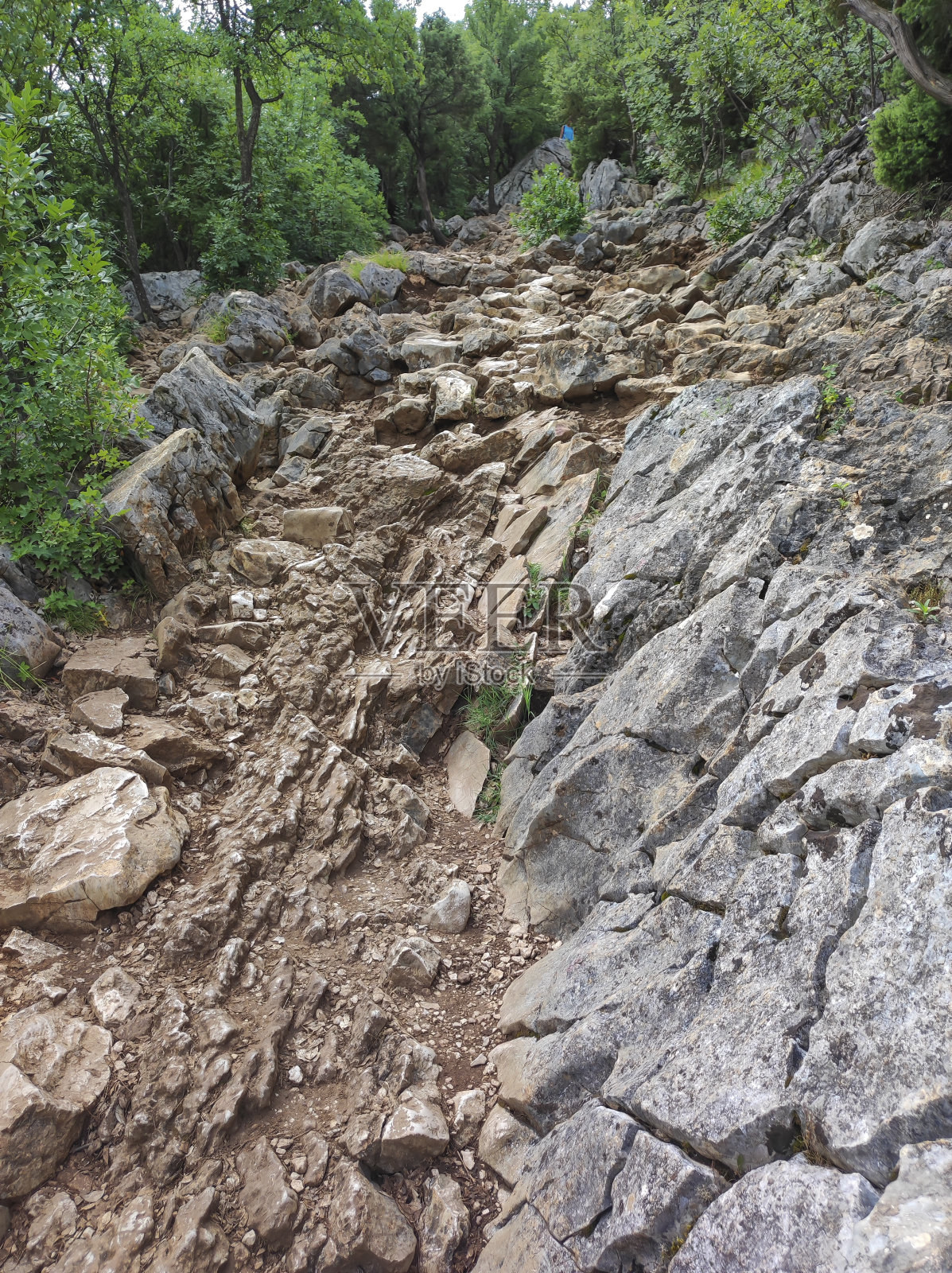通往波斯尼亚(Krizevac) Medjugorje十字架山山顶的道路照片摄影图片
