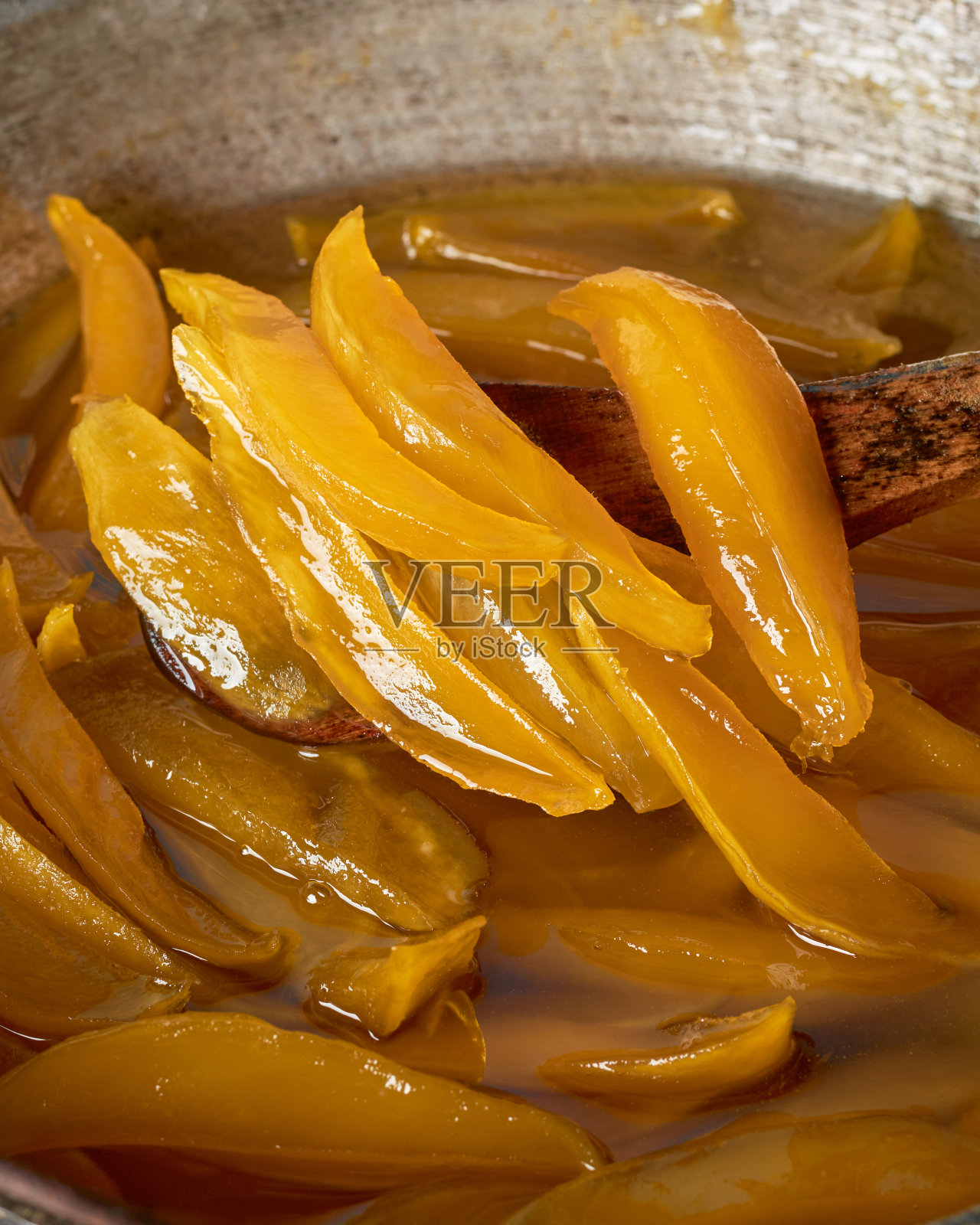 加入芒果片制作果酱或果酱特写照片摄影图片