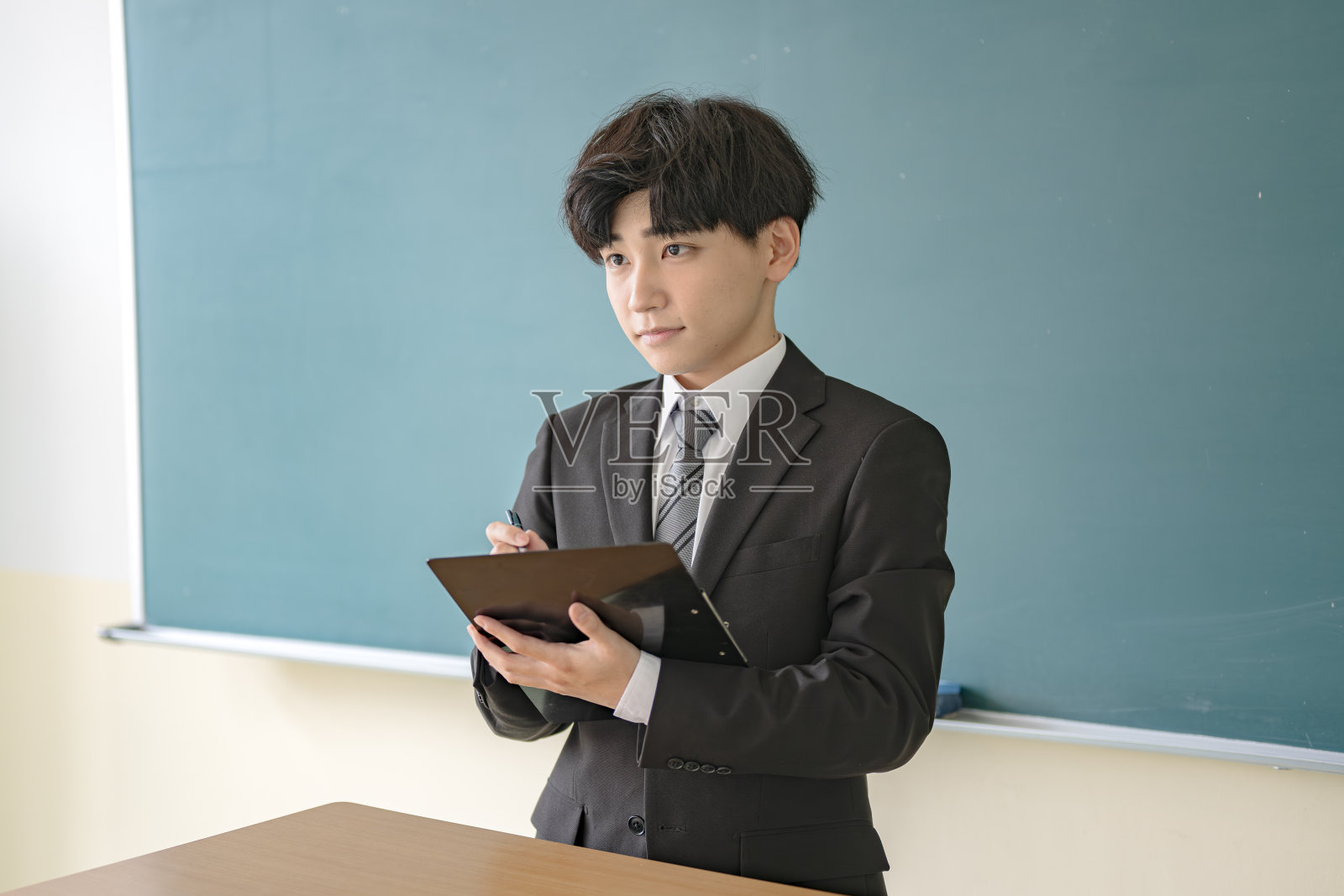 老师在教室上课照片摄影图片