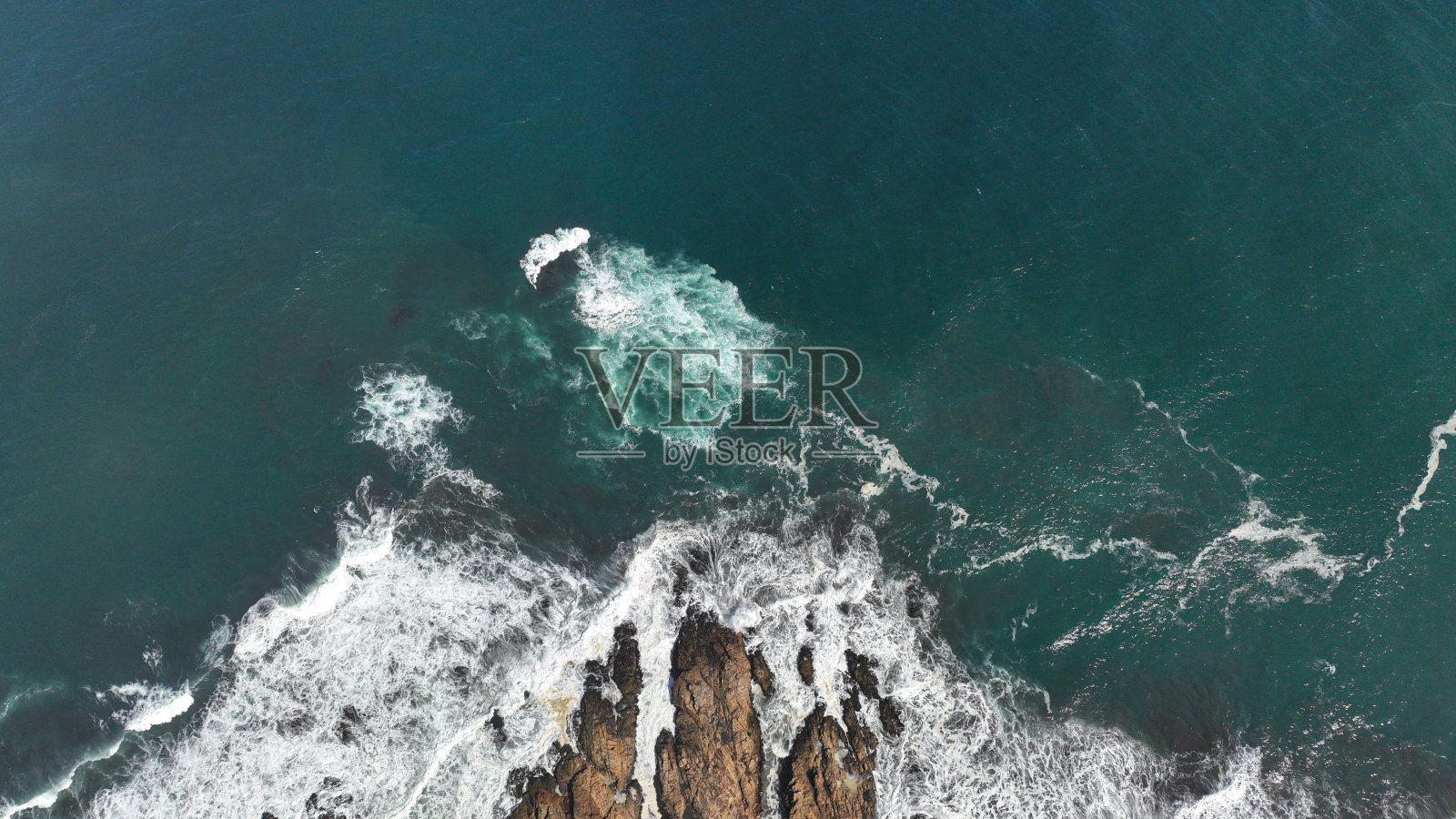 无人机鸟瞰智利宪法附近的阿科卡兰海岸,太平洋,俯视图照片摄影图片
