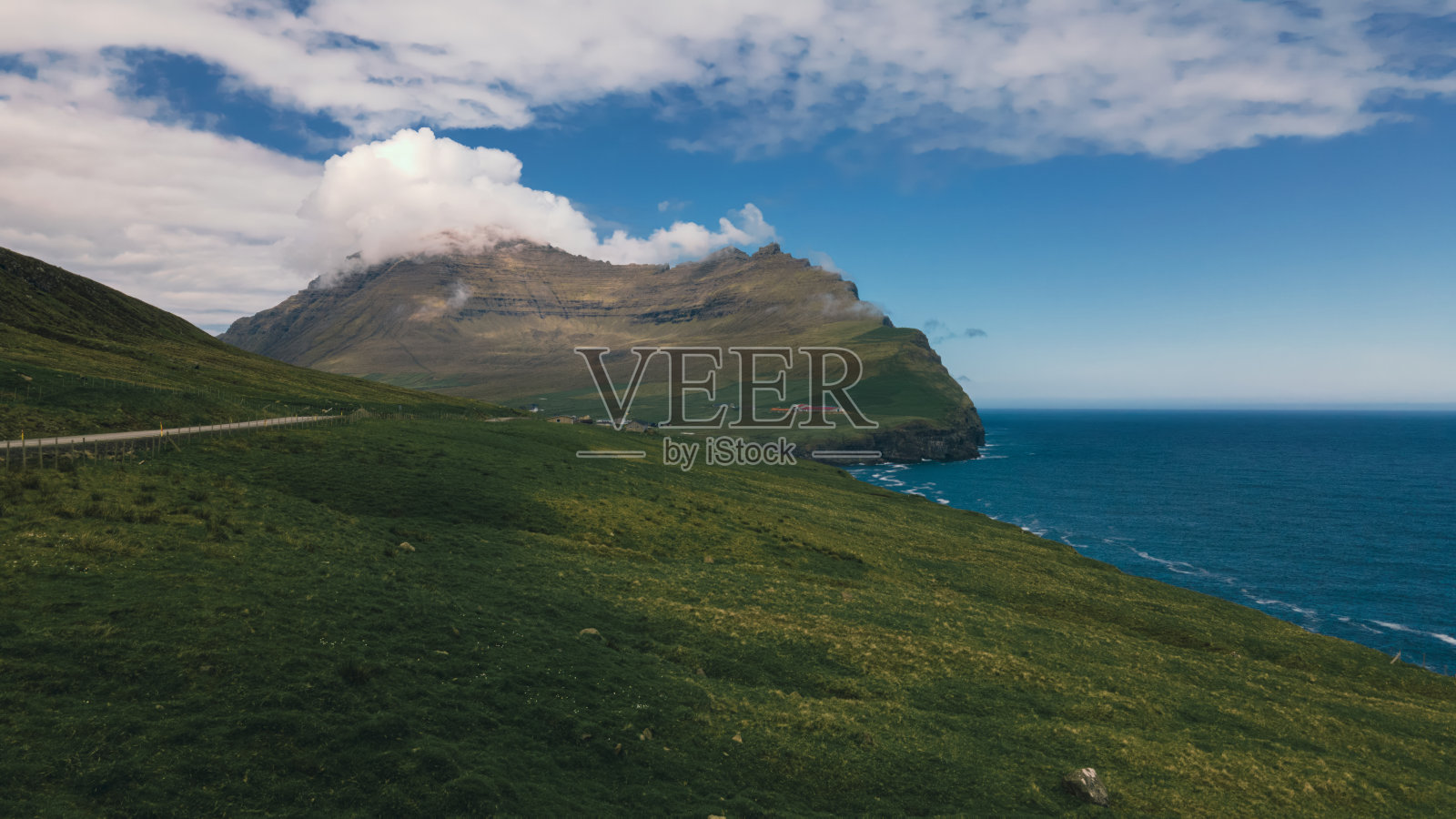 鸟瞰法罗群岛的岩石海岸照片摄影图片
