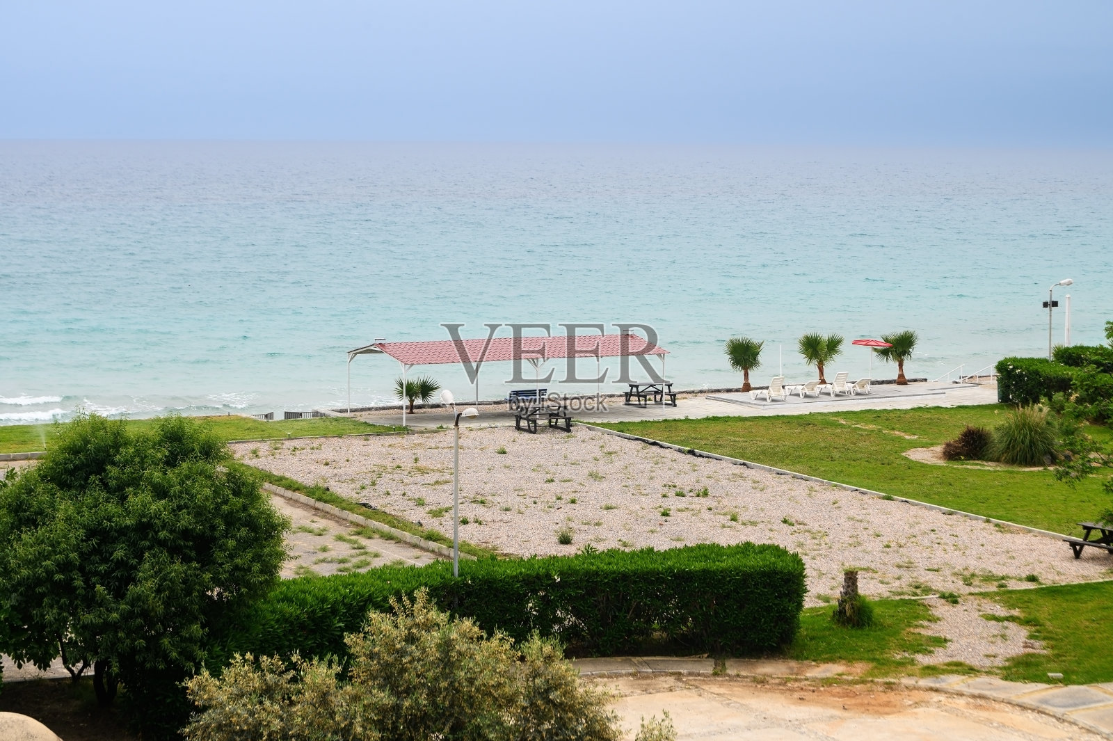 美丽的海滩。海边沙滩上的椅子。照片摄影图片