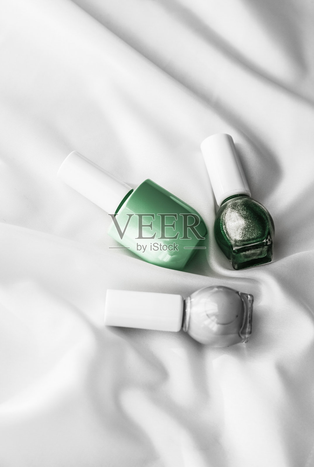 丝绸底色指甲油瓶,法式美甲产品,高档美容品牌及假日平面艺术设计的指甲油彩妆化妆品照片摄影图片