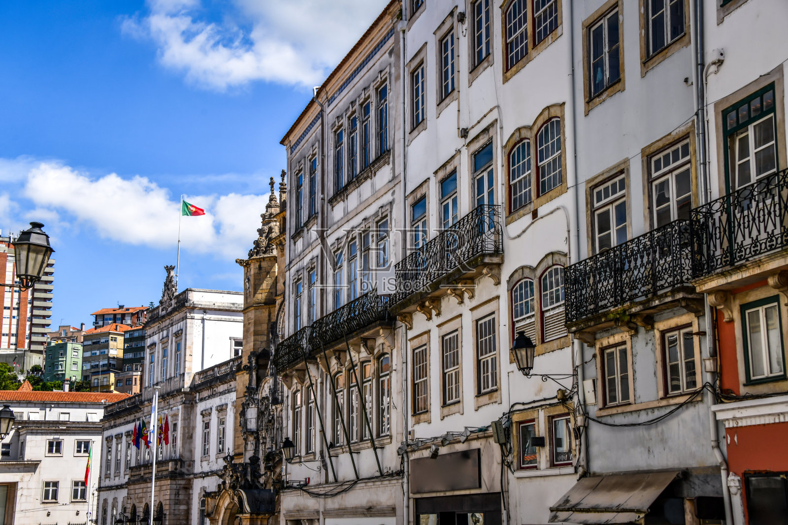 葡萄牙科英布拉的圣十字修道院及其周围的建筑照片摄影图片