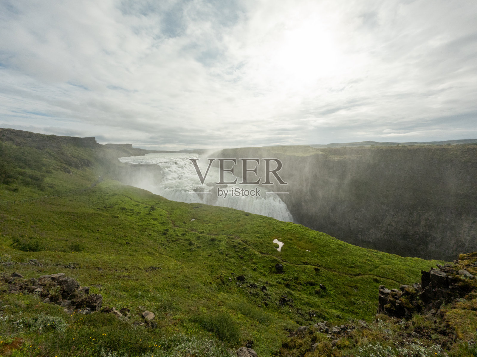 雄伟的瀑布流入绿色峡谷照片摄影图片