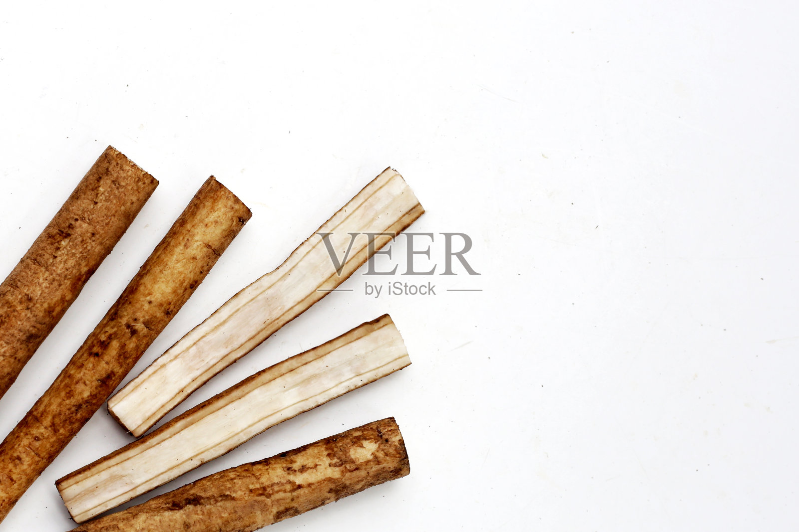 白色背景上的牛蒡根照片摄影图片