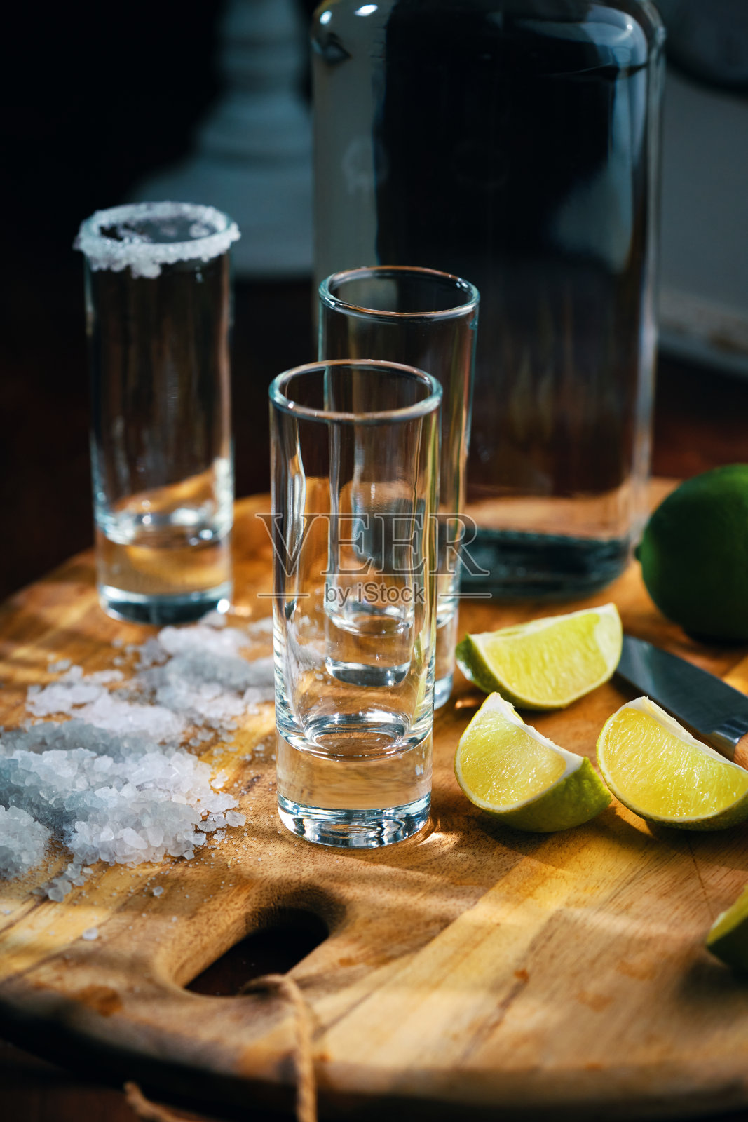 龙舌兰酒加盐和酸橙照片摄影图片