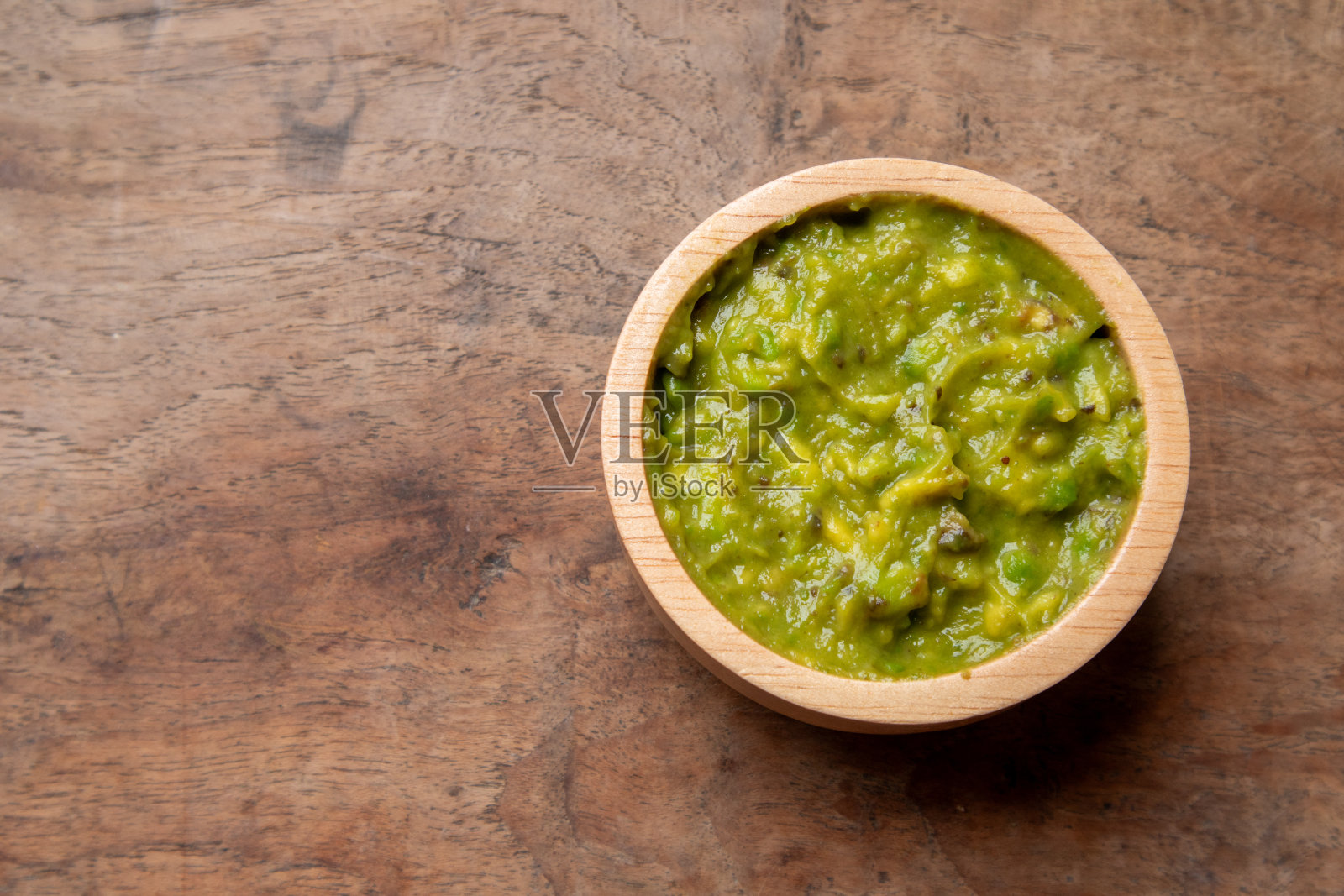 在木桌上的木碗里盛上切碎的鳄梨果肉照片摄影图片