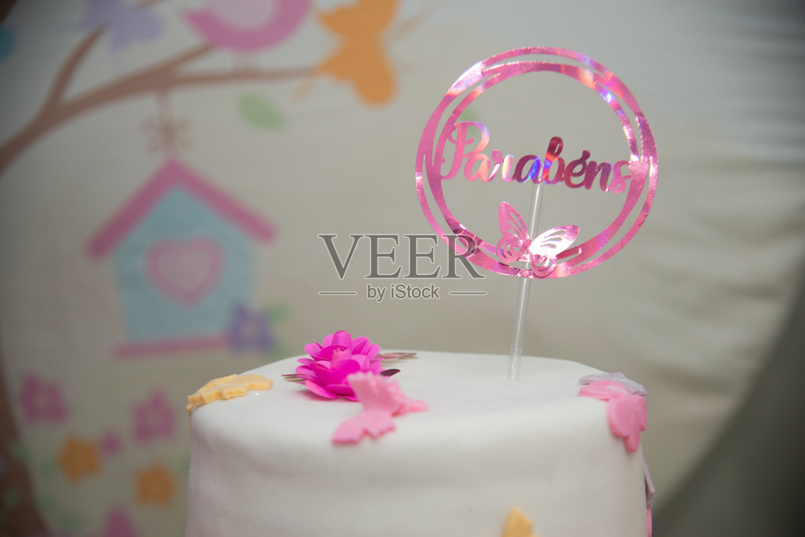 蛋糕用粉红色的糖霜和亮晶晶装饰照片摄影图片