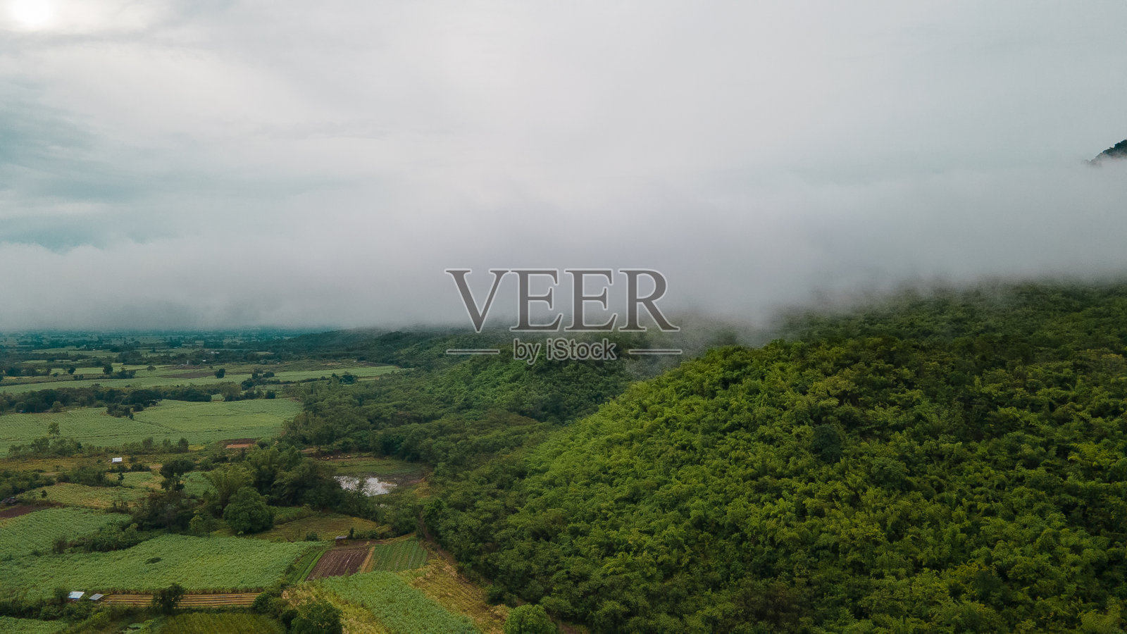 前面有雾的山的照片。高角山。泰国的山景。照片摄影图片