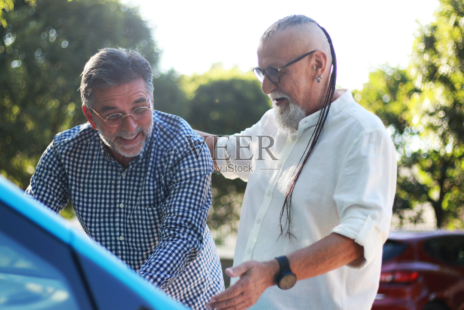 两位老年游客照片摄影图片