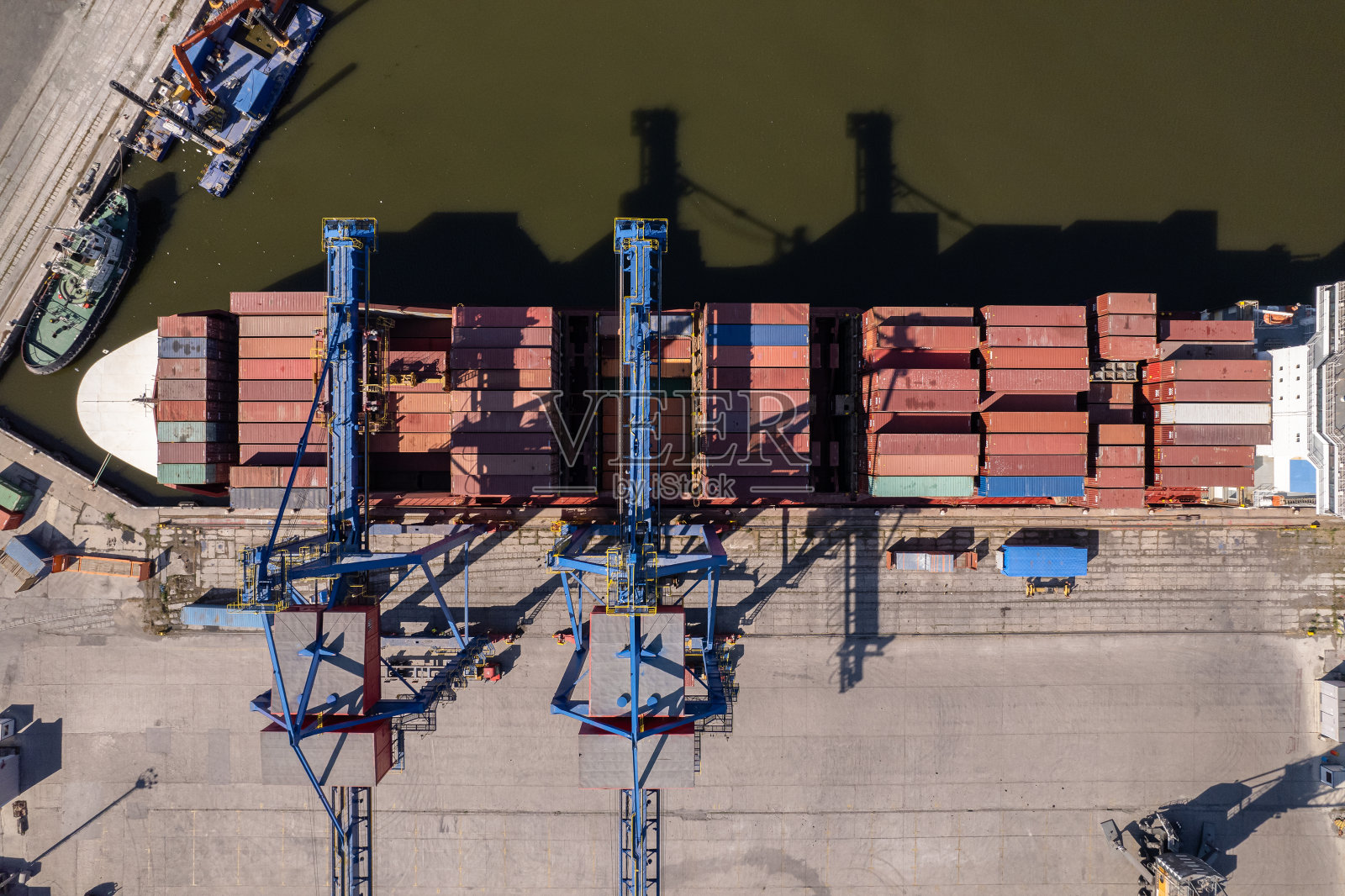 集装箱船港口装卸;集装箱船物流进出口货物运输鸟瞰图;照片摄影图片