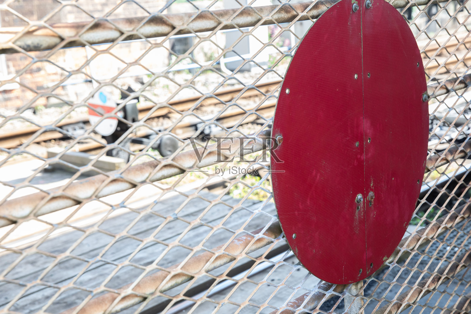 铁路轨道和大型大门上的大型红色危险标志,供人员或车辆穿越铁路线。照片摄影图片