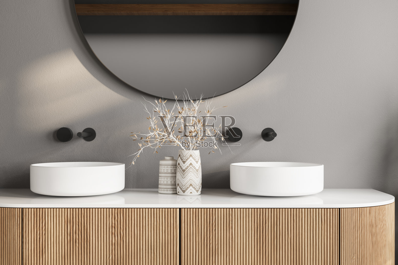 浴室里的双水槽和植物特写。浴室看起来既现代又干净照片摄影图片