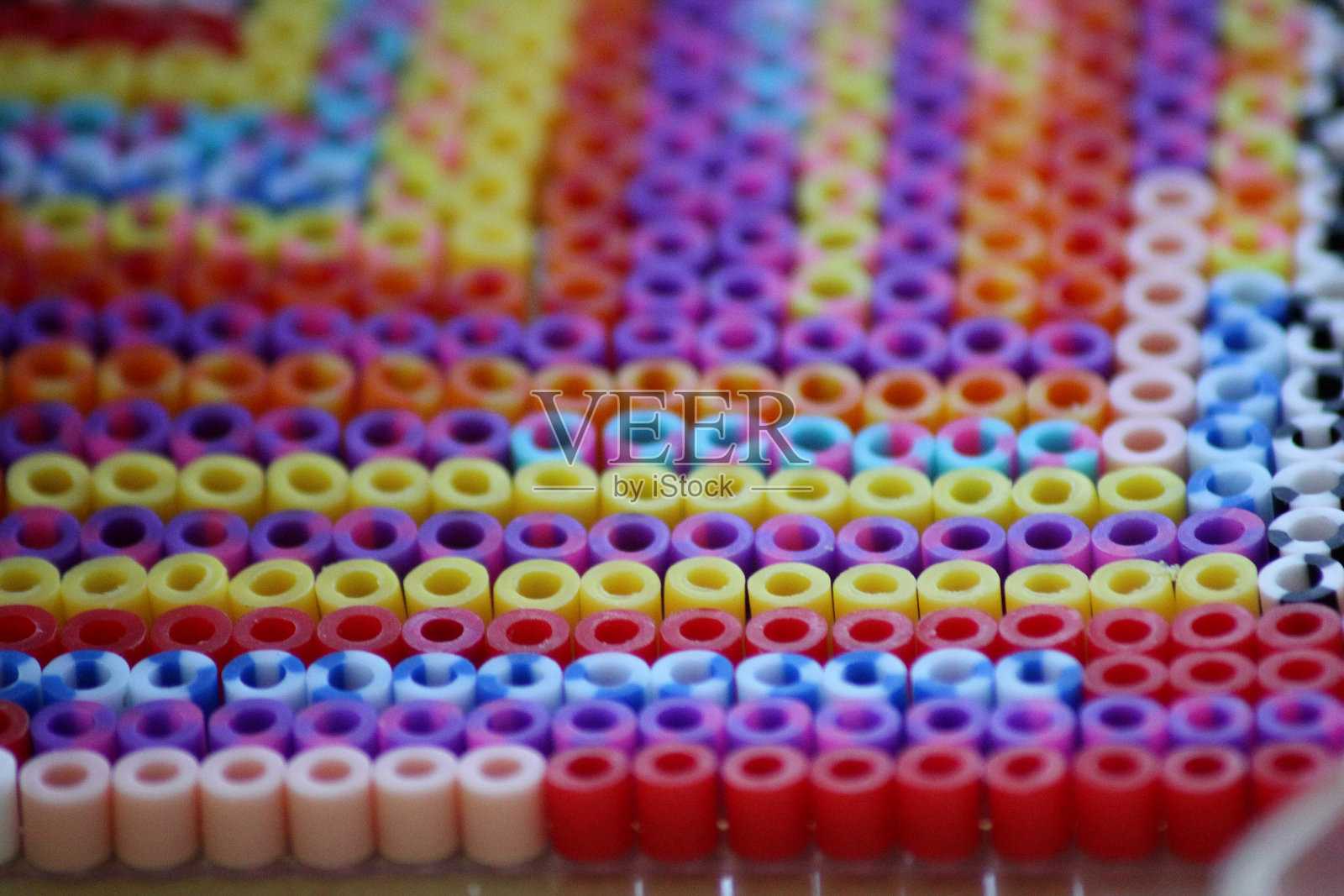 许多不同颜色的珠子排成一排照片摄影图片