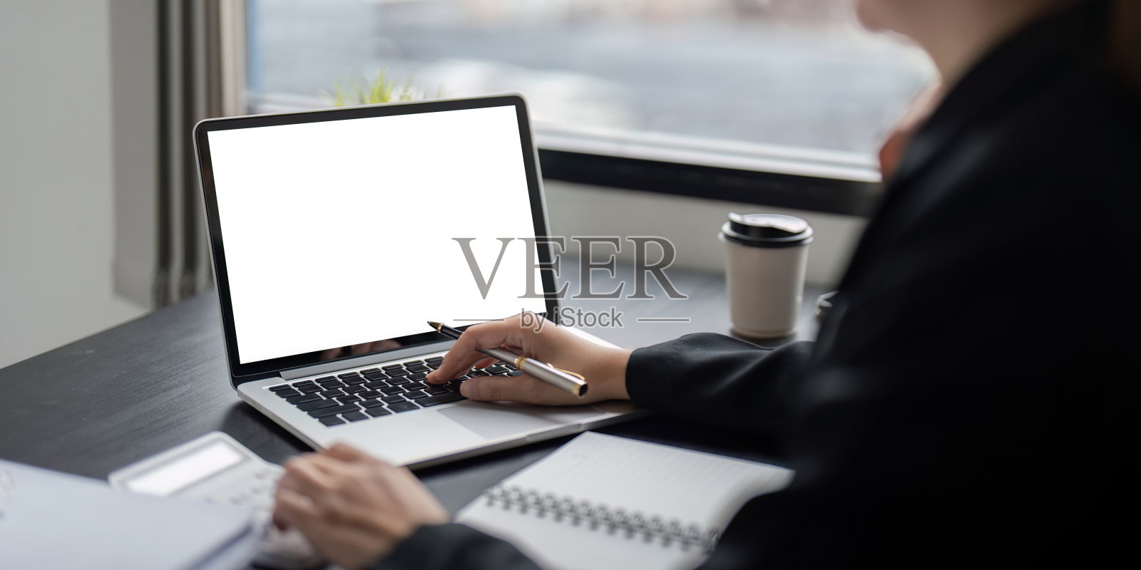 专业商务工作空间与笔记本电脑模拟屏幕现代办公和远程工作环境照片摄影图片