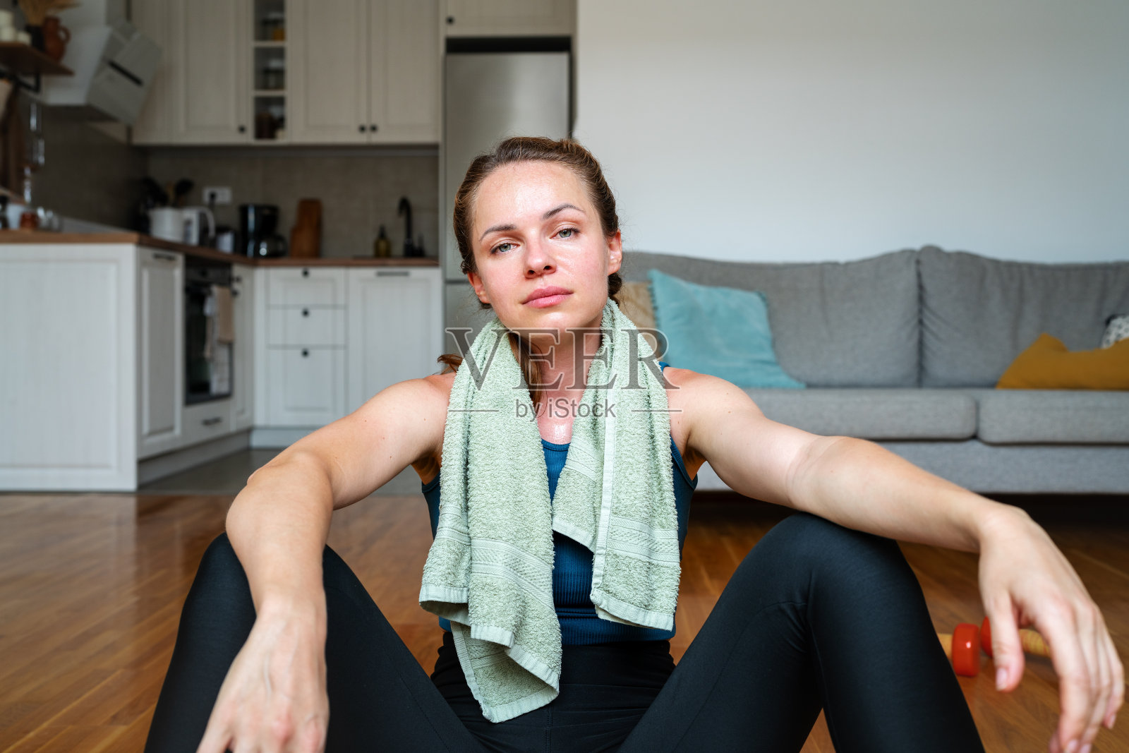 一个自信的女运动员的肖像,脖子上围着一条毛巾。照片摄影图片