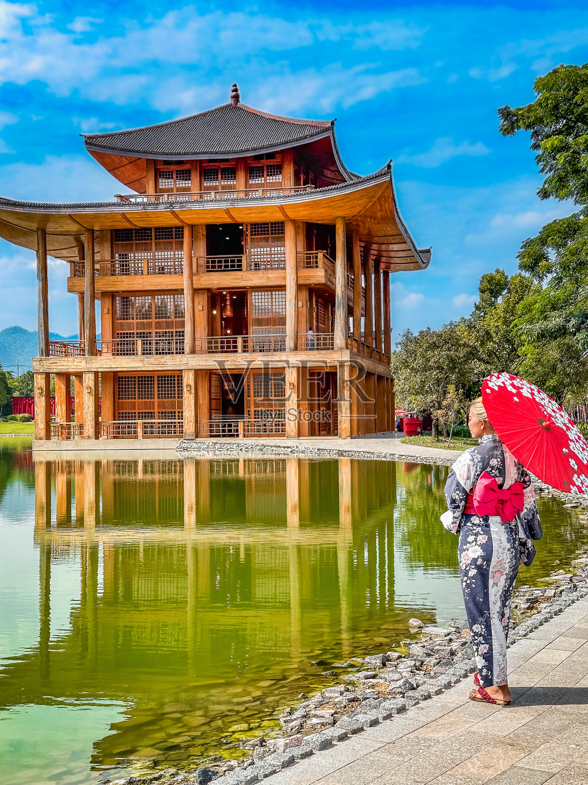 在泰国清迈Chai Prakan区的日本主题公园Hinoki Land,穿着和服和雨伞的亚洲女孩照片摄影图片
