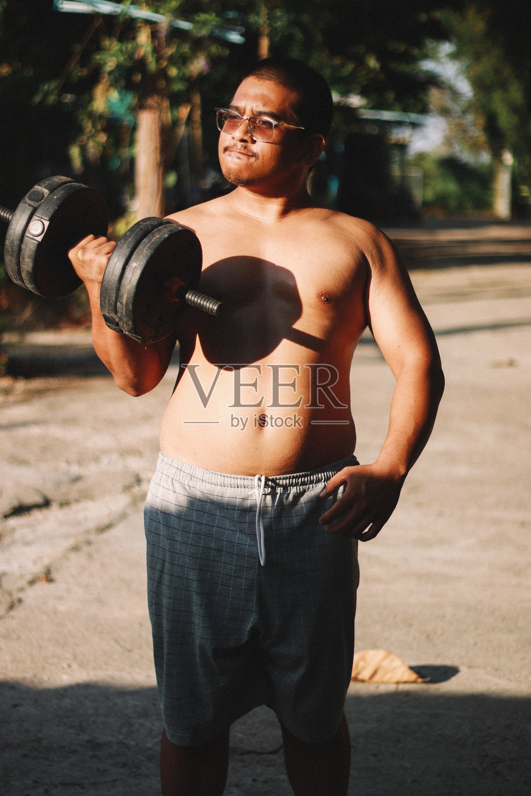 胖子锻炼照片摄影图片