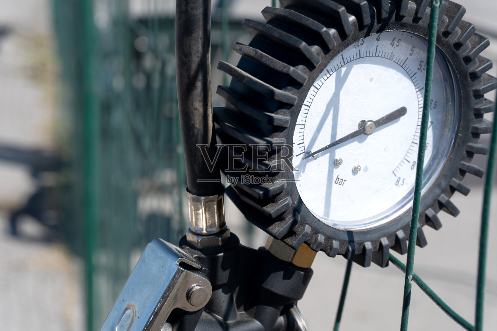 用于检查汽车轮胎压力的压力表照片摄影图片