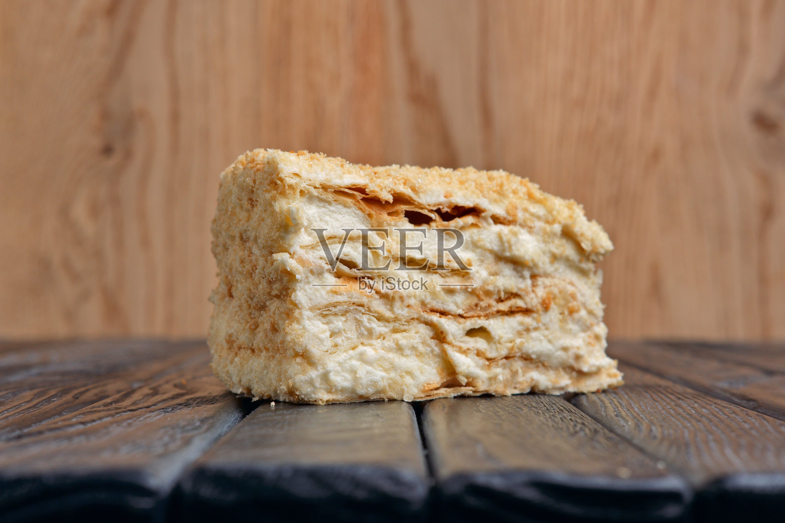 桌上有一块拿破仑蛋糕照片摄影图片