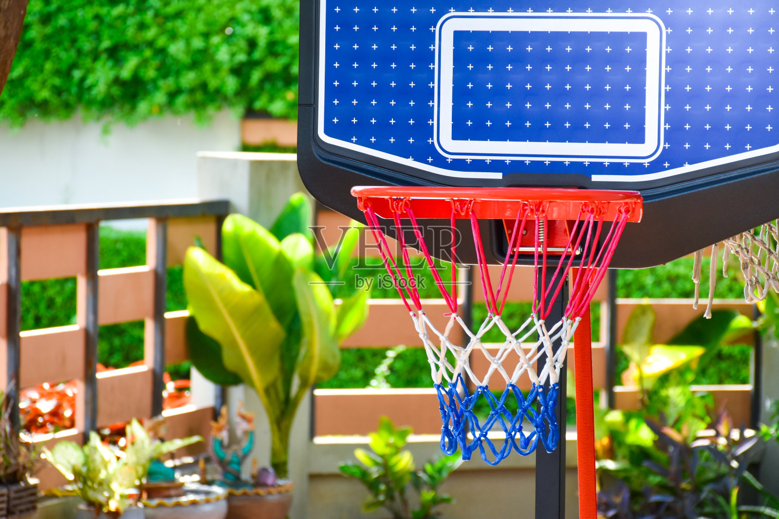 彩色篮球架,在操场上进行篮球比赛,以自然为背景。照片摄影图片