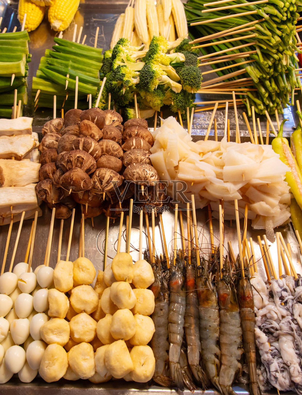 把蔬菜、蘑菇和肉串在木串上照片摄影图片