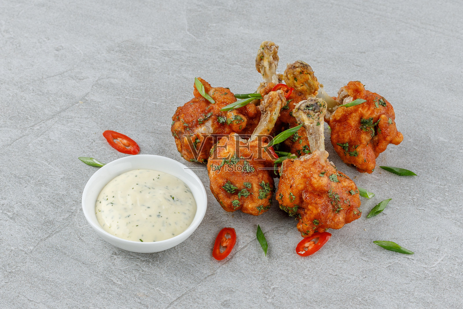 鸡翅烤在石头背景工作室食物照片6照片摄影图片