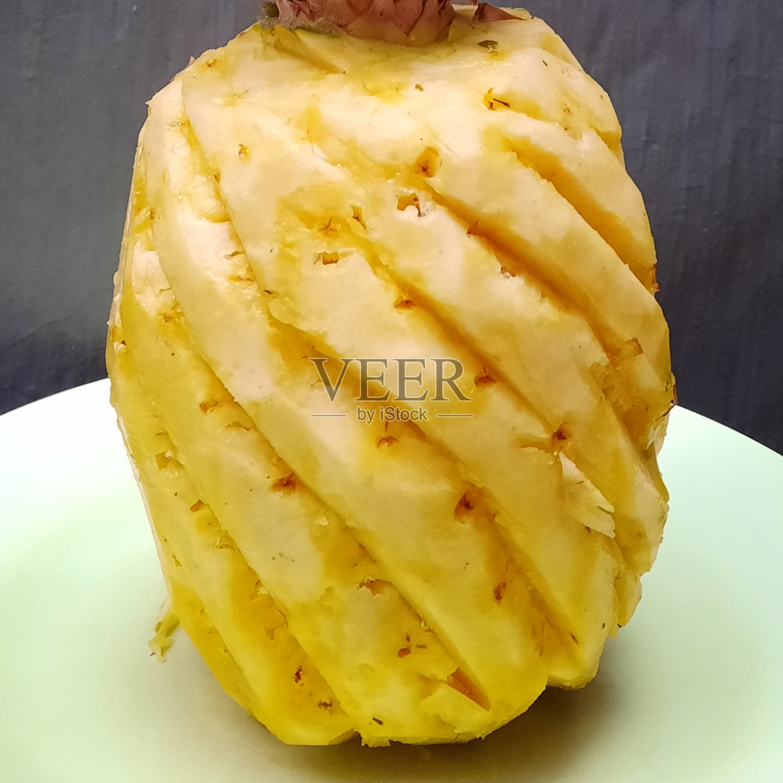 产自印度尼西亚的菠萝整果,酸甜相间,色泽金黄照片摄影图片
