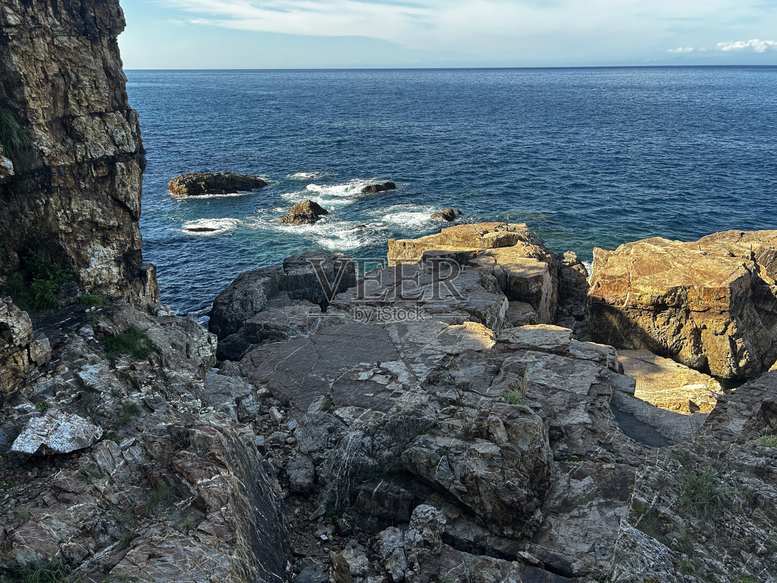 早崎矿遗址(水晶角)有一个海岸,在那里你可以欣赏到壮观的地质构造、地质层和巨大的岩石。照片摄影图片