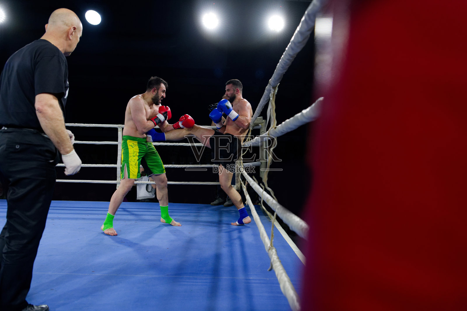 激烈的拳击比赛展示了运动员的力量和技巧。照片摄影图片