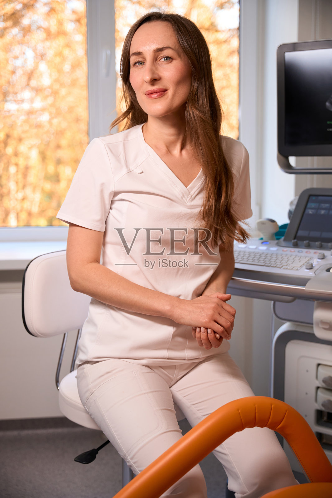 超声医生在诊所里看着她工作场所的摄像头照片摄影图片