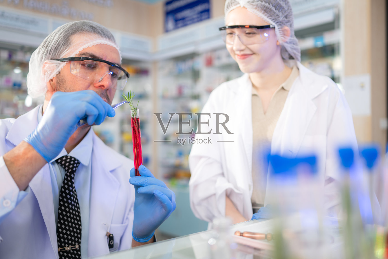 药剂师和化学科学家在实验室里进行抗生素试验和测试照片摄影图片