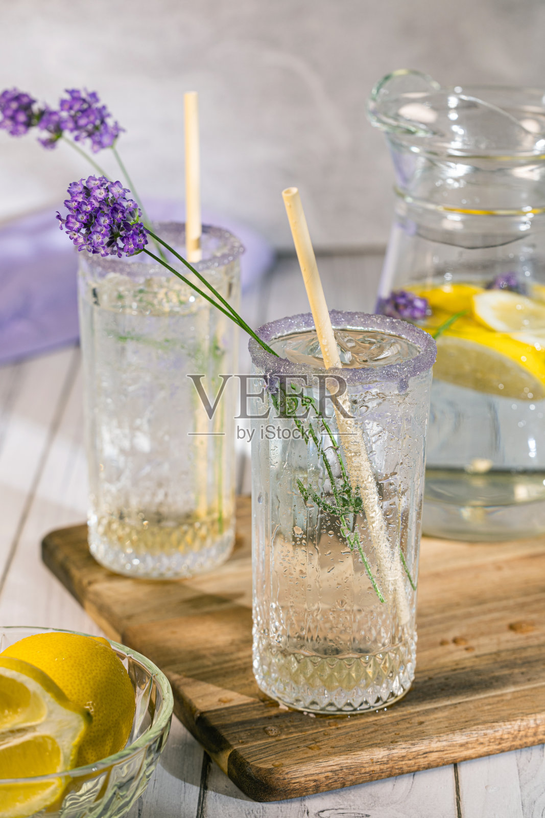 木桌上放着几杯薰衣草柠檬鸡尾酒照片摄影图片