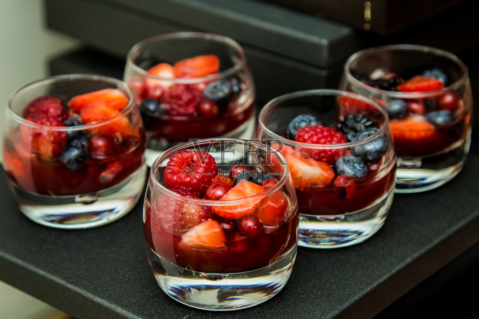 早餐、午餐和晚餐美食摄影:草莓、覆盆子、蓝莓和草莓甜点杯,浅景深选择性对焦拍摄照片摄影图片
