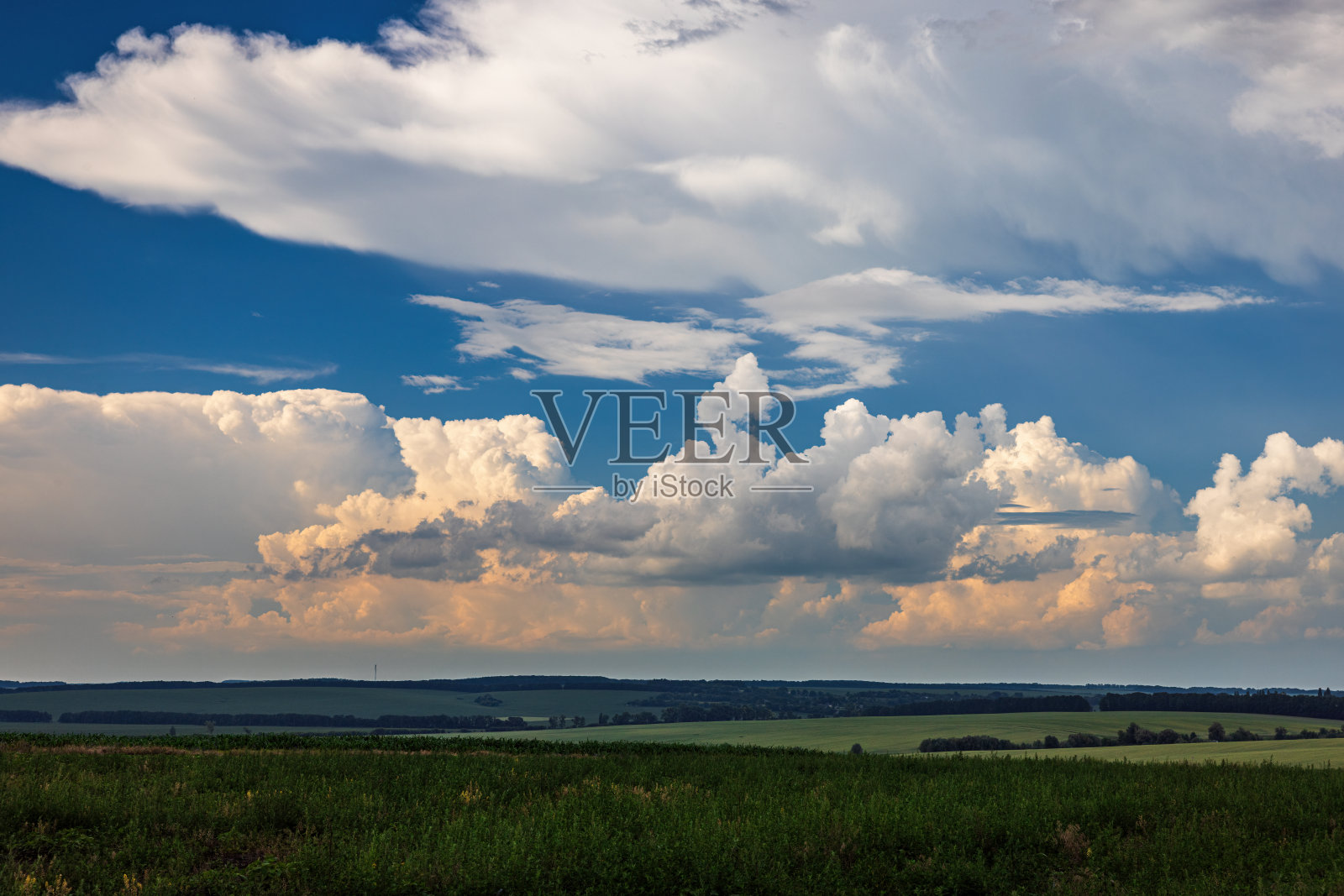 田野里的云照片摄影图片