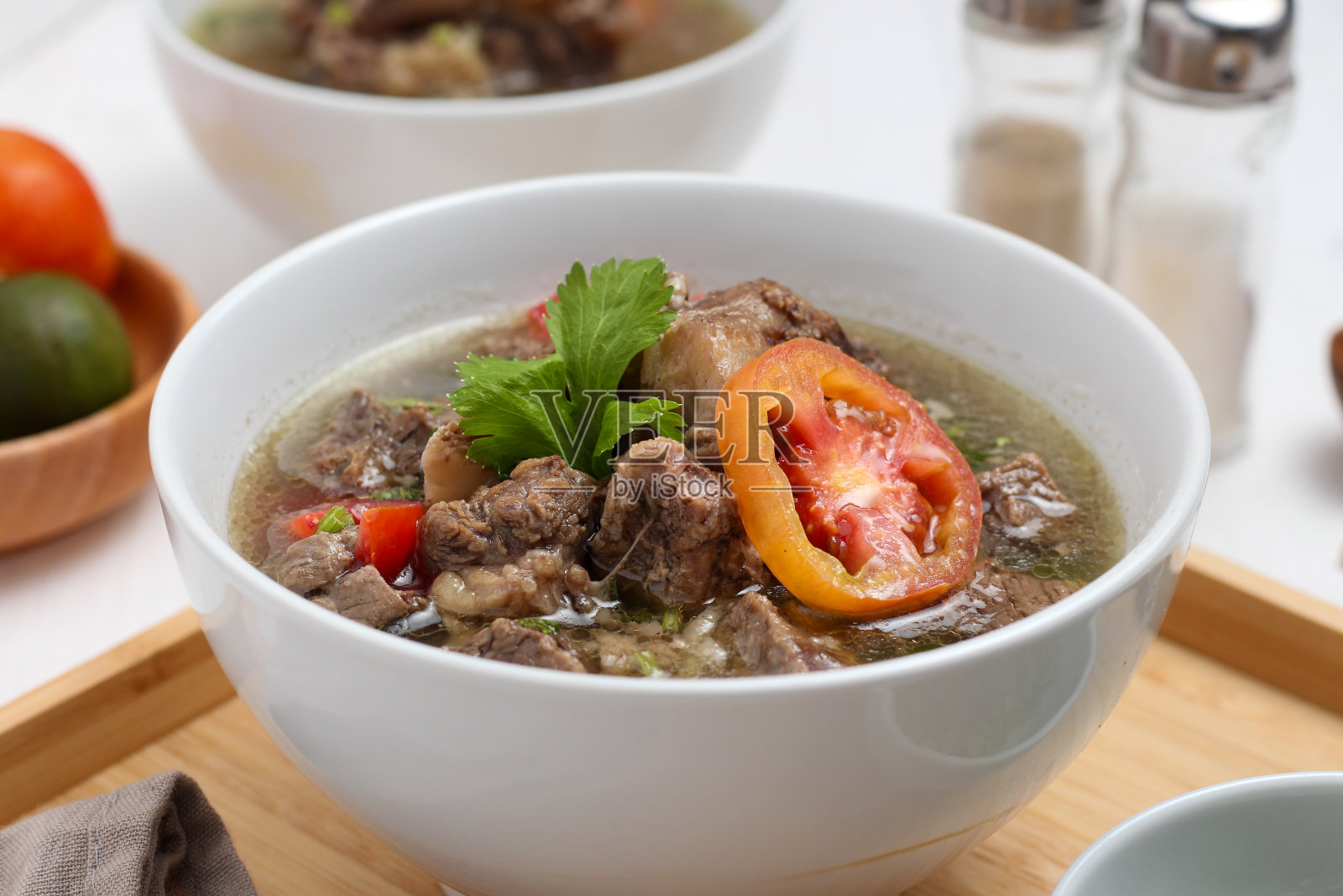 Sop sapi(牛肉汤)或Sop iga(排骨汤)或Sop buntut(牛尾汤)。照片摄影图片