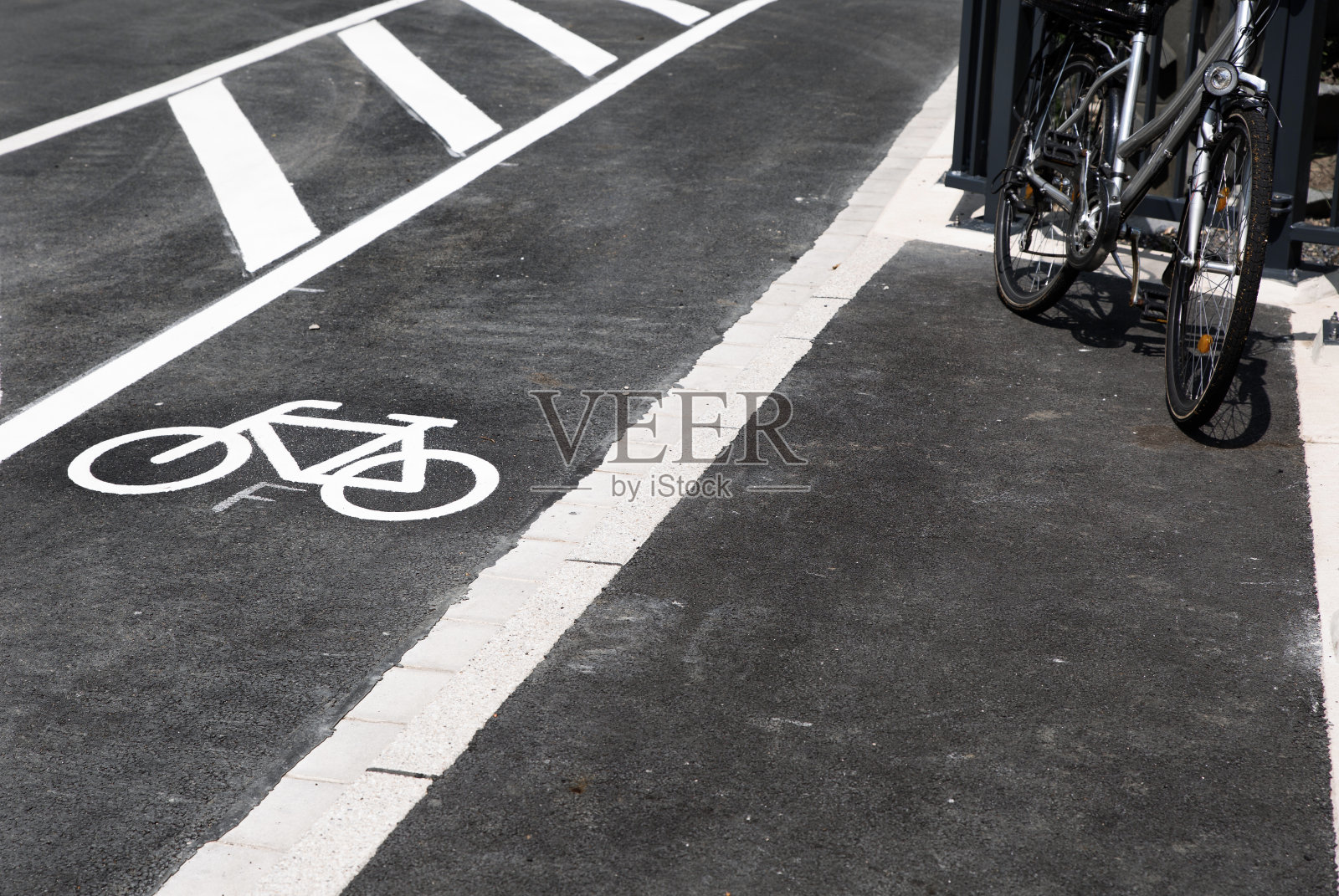 自行车道沥青标线标志城市街道照片摄影图片
