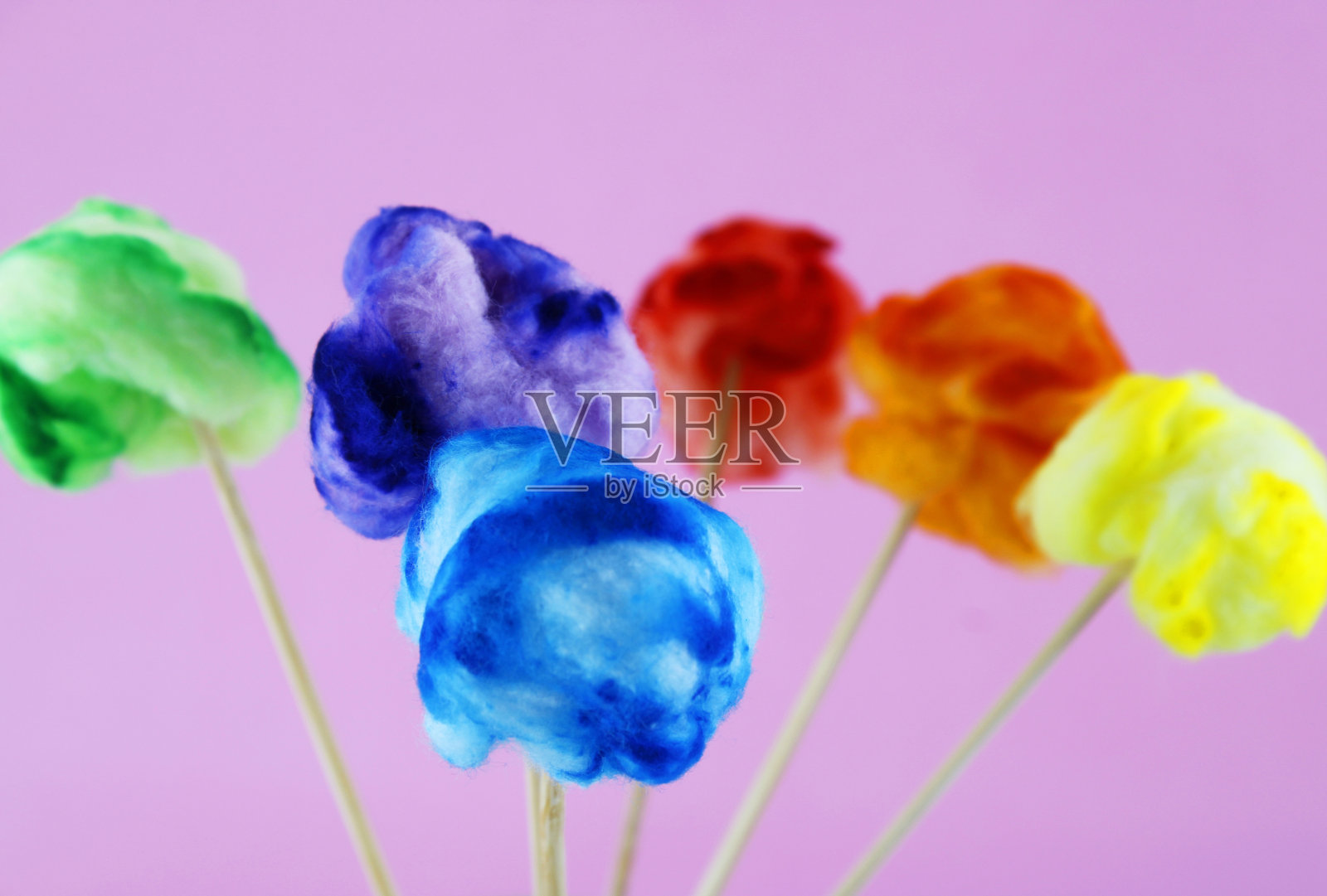 用彩虹色的棉花做的木棍照片摄影图片