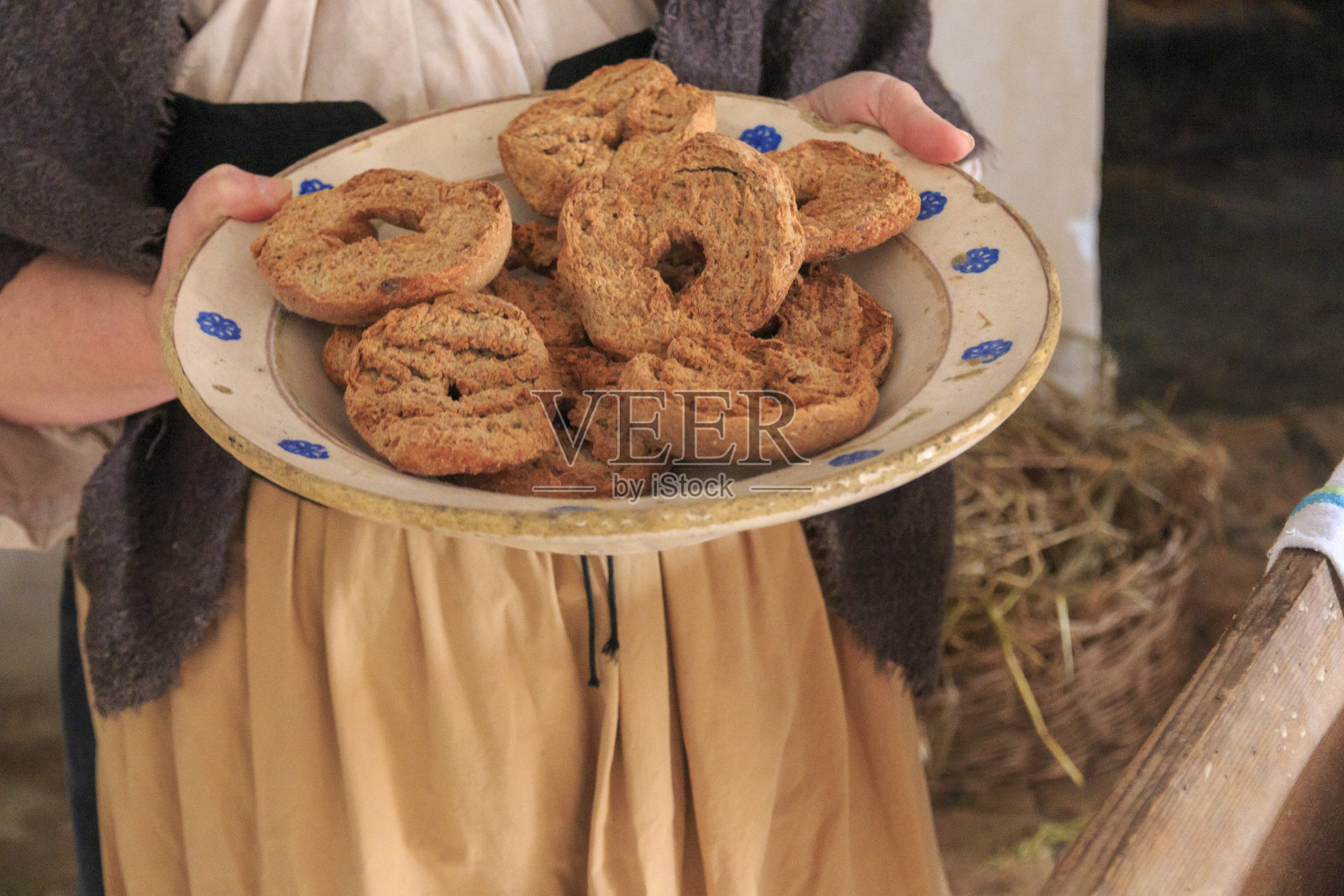 意大利,意大利东南部,普利亚地区,巴里省,伊特里亚山谷。做成百吉饼形状的面包拼盘。照片摄影图片