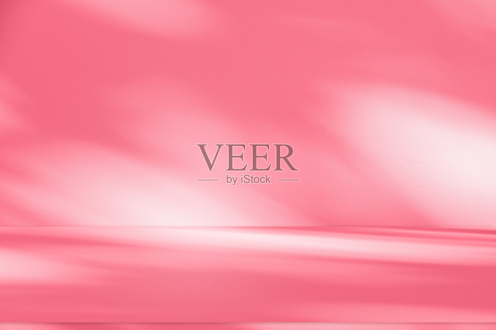 墙壁内部背景,工作室和背景显示产品。带阴影的窗户颜色白色和粉红色的光。文本插入和产品展示的背景照片摄影图片