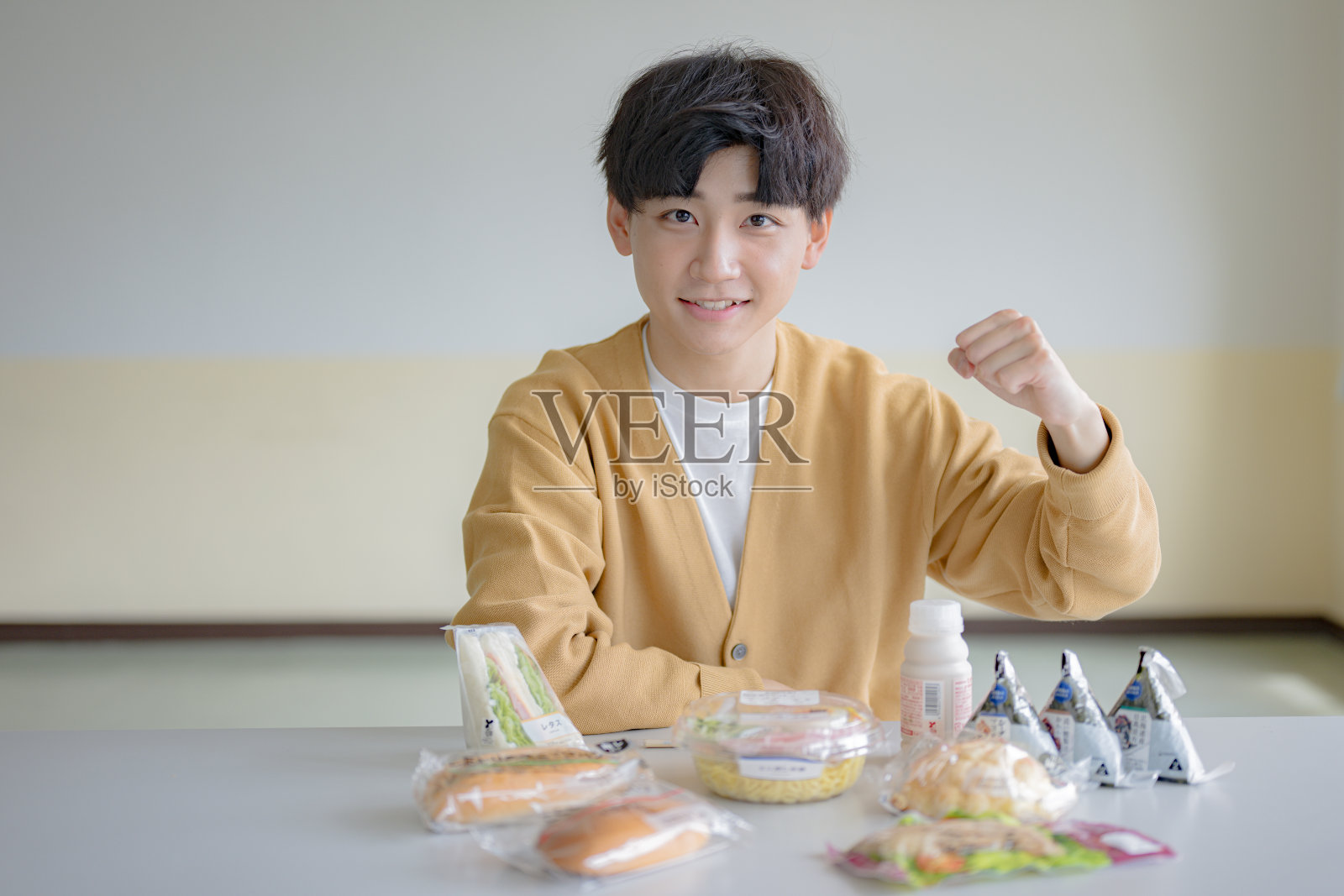 有很多食物的人照片摄影图片