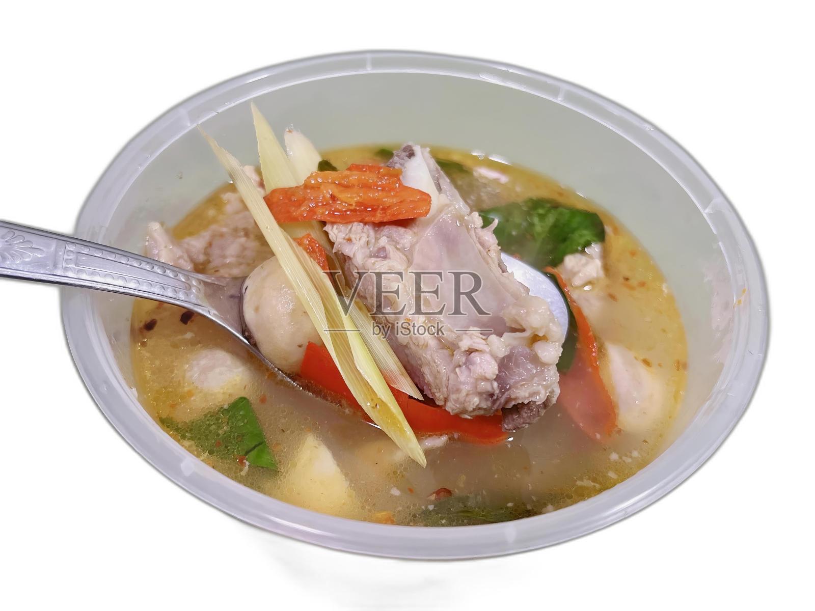 有一碗汤,里面有肉和蔬菜。照片摄影图片