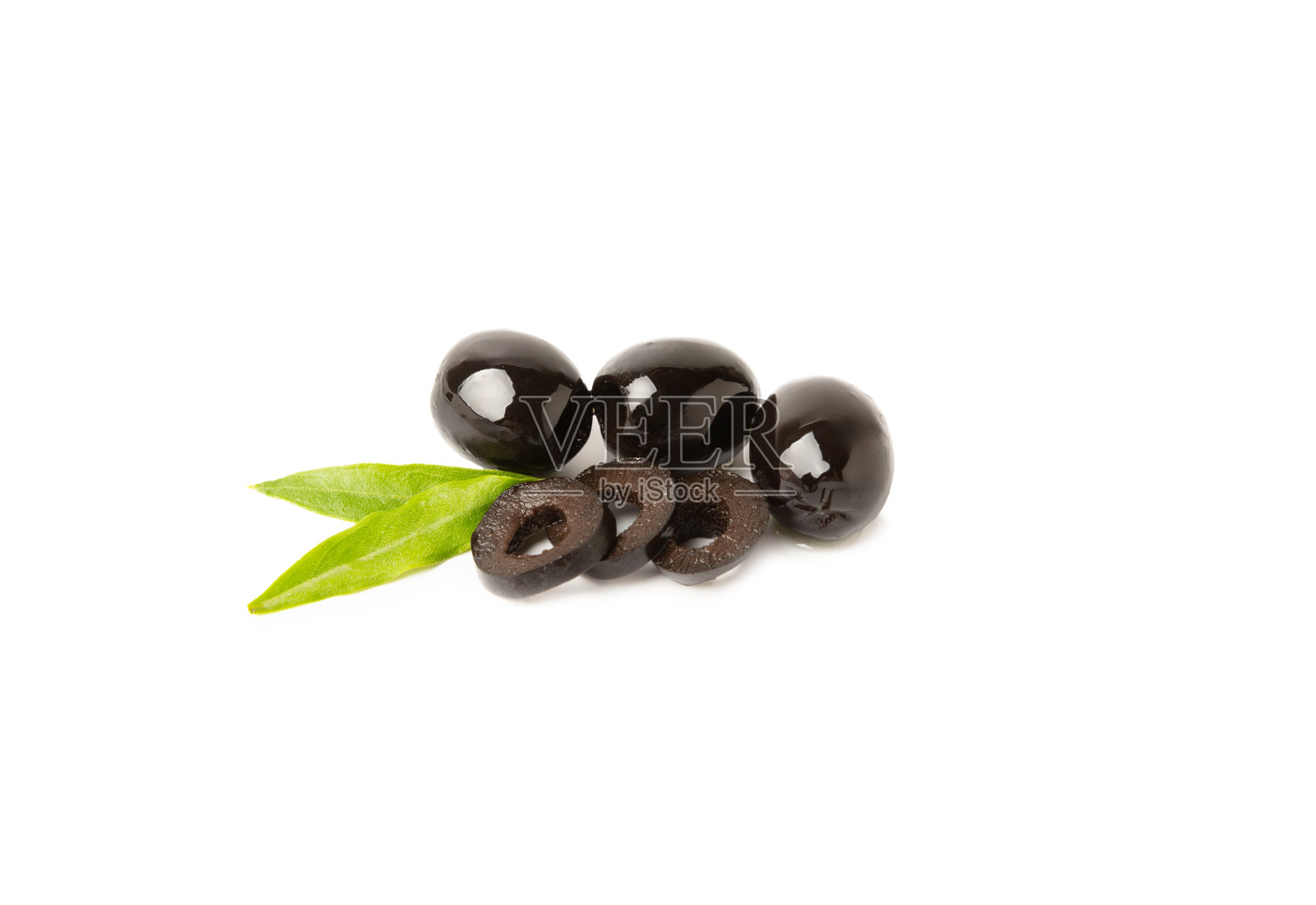 美味的橄榄孤立在白色的背景。白色桌子上的橄榄枝和橄榄枝。美味。照片摄影图片