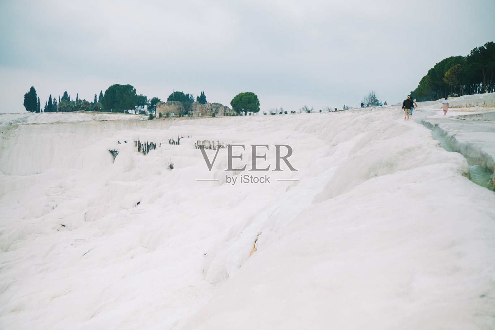 白色石灰华盐梯田在Pamukkale, Denizli,土耳其照片摄影图片