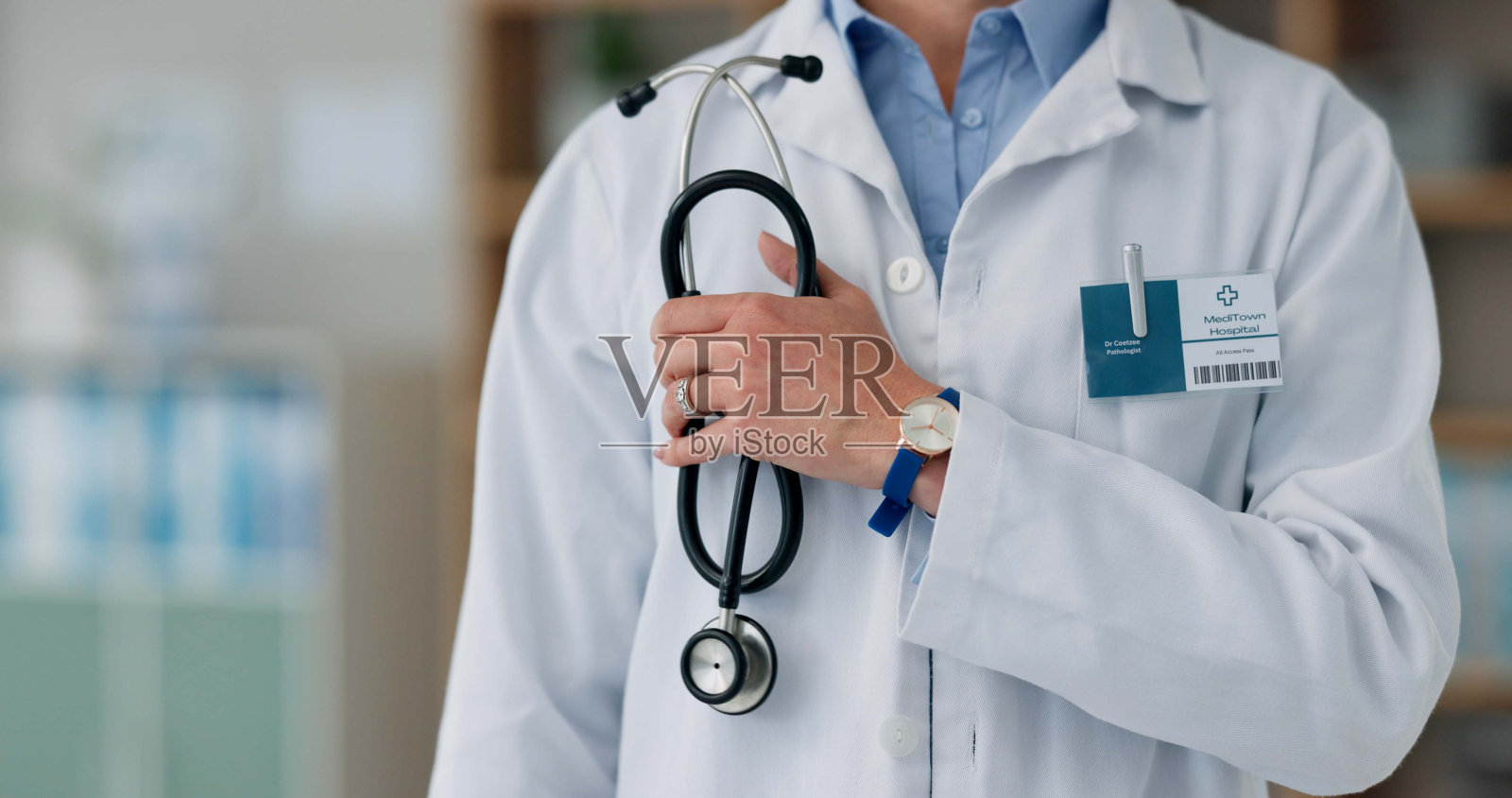 在医院进行心脏病学、检查或保健时,带听诊器的人员、医生和手。医疗专业人员或心脏病专家用工具或设备进行心脏健康检查的特写镜头照片摄影图片