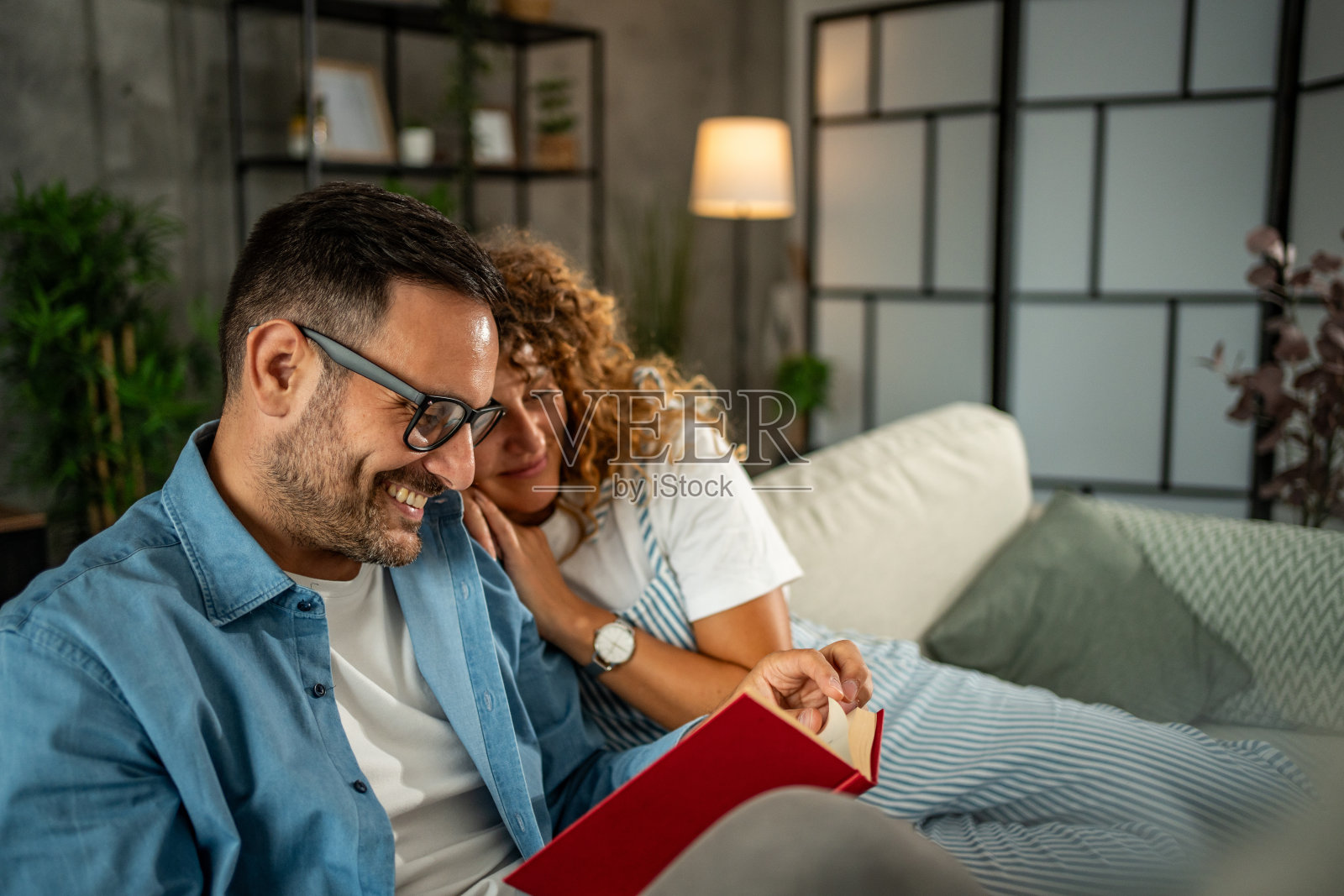 爱的书页-一对相爱的夫妇与一本书和谐相处照片摄影图片